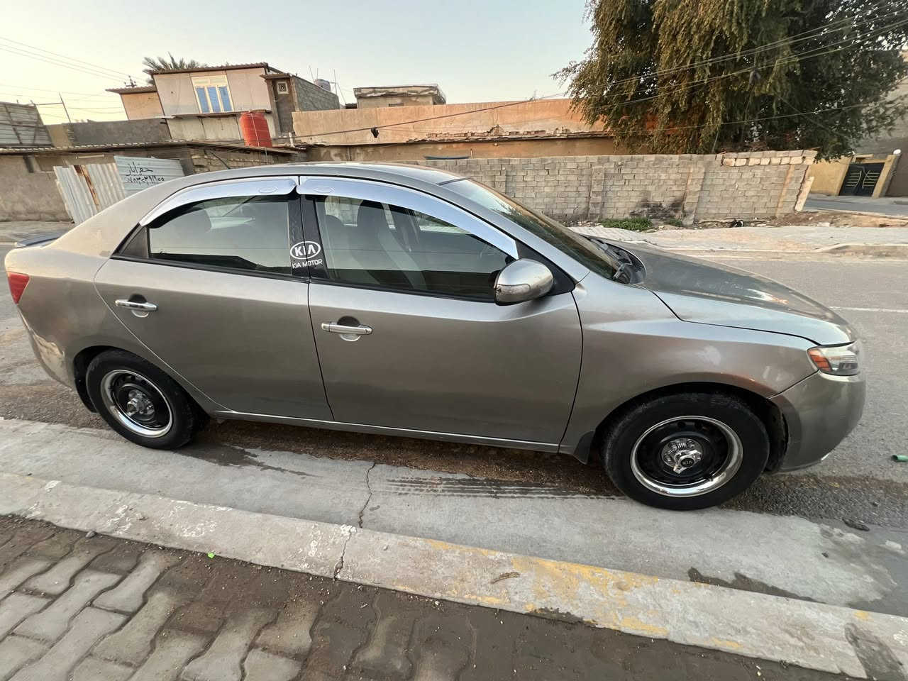 السلام عليكم سياره فورتي موديل 2010 للبيع وراد أمريكي سياره كلهه ليبل واحد  مصبوغه حزام للجماليه كير محرك جديد سيارة جاهز مابيها نقص مكفوله من السريع والتبديل مصبوغه حزام بسبب الجرائد السعر 85 وبيه مجال بسيط العنوان المحموديه حي بدر يم الجامع ) اسياره احلى من الصوره الرقم ***********
