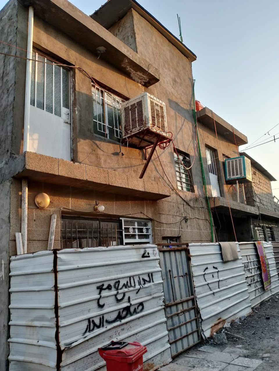 السلام عليكم
بيت البيع ب حي جهاد الديوان الزراعي
مساحة البيت 50 متر
يتكون من ثلاث غرف ثنين فوك واحده جوه 
وصاله وصحيات ومطبخ 
الستفسار ع ذني الرقام
***********
***********
