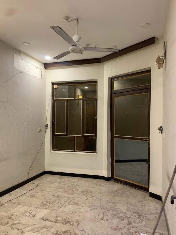 #للايجار____في____السيدية
بيت مساحة 80م نظيف 

يحتوي على ثلاث غرف نوم وصالة ومطبخ وخدمات 

قيمة الاجار: مليون قفل

للاستفسار:***********

او زيارة مكتب الفهد الهندسي للمقاولات العامة/شارع جامع الاقصى مقابل مكتبة الحكم سنتر
