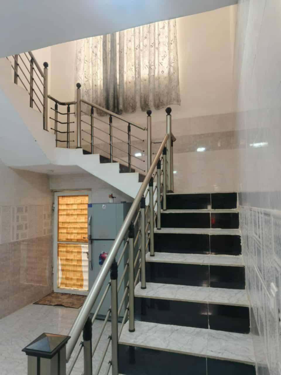 دار للبيع المساحه ٣٠٠ متر فول موصفات طابو سند٢٥  الموقع العثمانيه الصناعه الثالثه الي يحب يشتري الاتصال على الرقم *********** وشكرا
