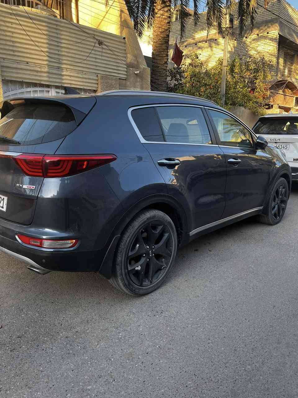 السلام عليكم
كيا سبورتج 2017 وارد امريكي 
فئة الSX يعني أعلى فئة بل مواصفات 
كاميرا ،حساسات ،رادار،مثبت سرعة ،تحديد مسار،بانوراما،بصمات دخول ذكي ،تشغيل بصمة ،مرايات شفط وترحيب ،كراسي كهرباء وتدفئة وتبريد،نظام صوتي من harman Kardon
مرايا تعتيم إشارات بل مري.
الضرر جاملغ وبنيد وبعض البارد في اماكن مختلفة 
السعر ١٦٠ ورقة ويوجد مجال بسيط 
السيارة رقم بغداد الجديد باسمي السنوية لحد2029 
التواصل على ***********
