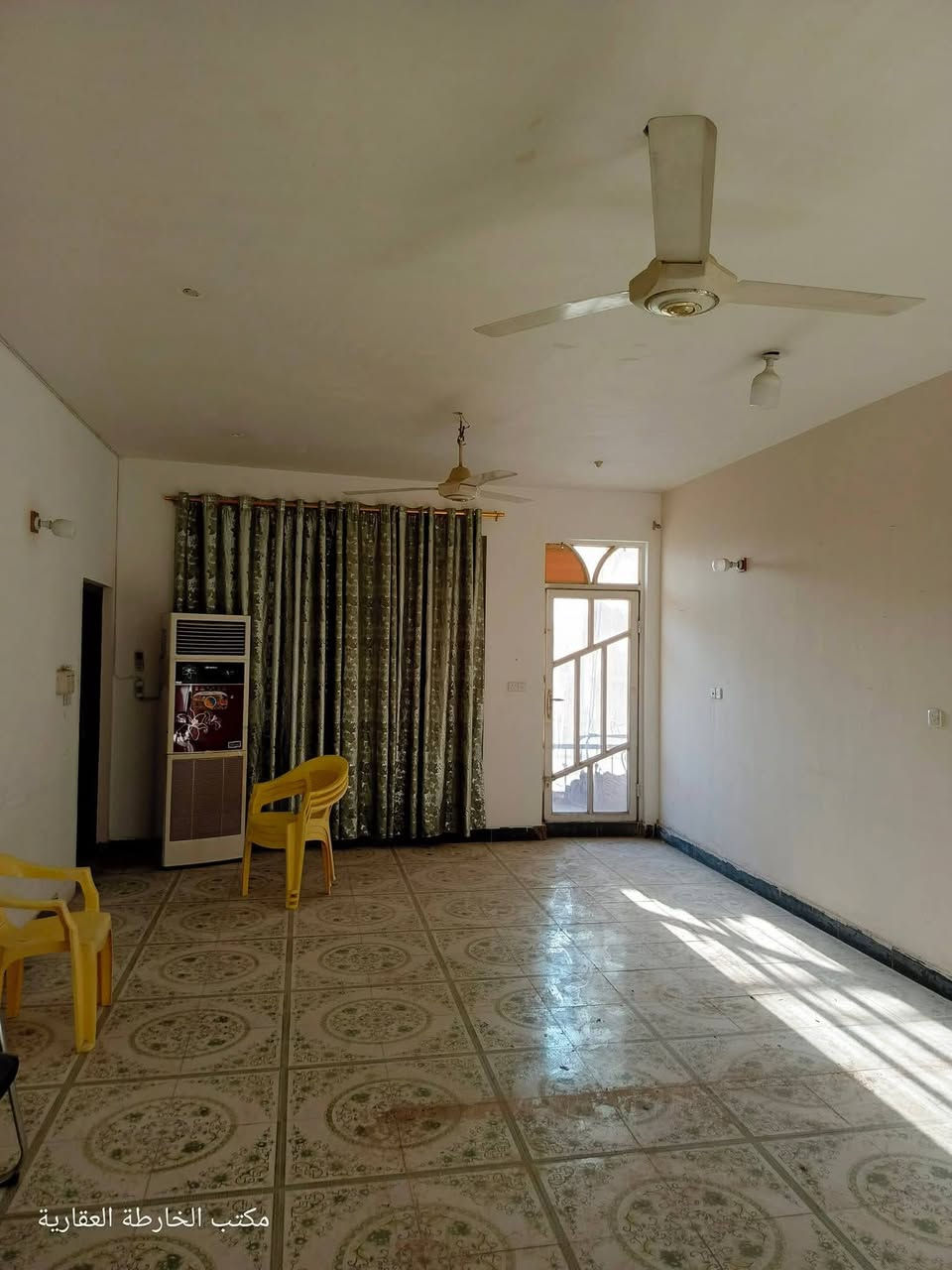 شقه تجاريه للايجار 
تقع في الكرامه سنتر على شارع المشجر قرب اسواق المستقبل قرب كليه المستقبل سابقا
ترهم مكتب او صالون
مكتب الخارطه العقاريه
***********
