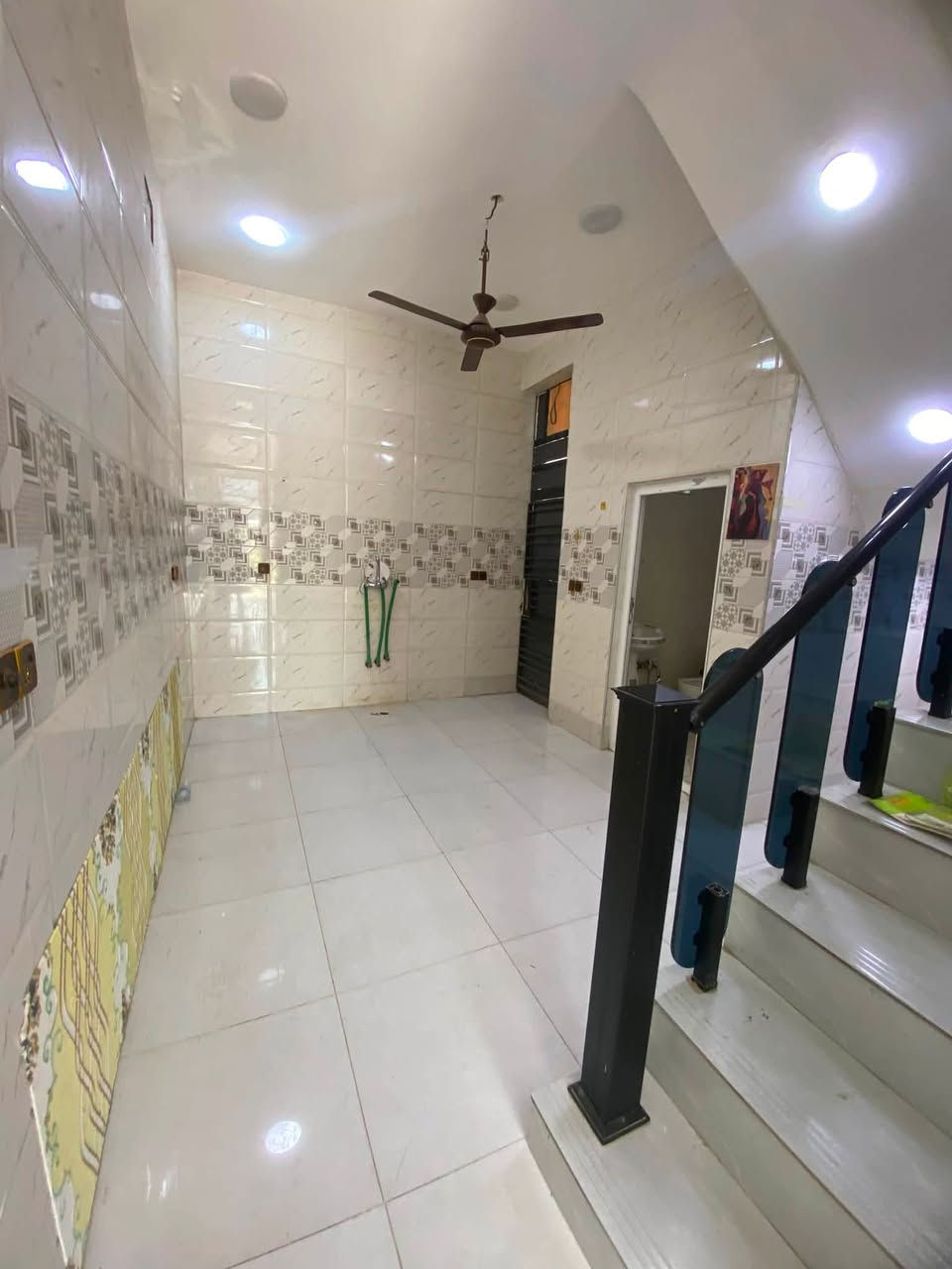 دار لليجار مساحه 50متر واجه 5نزال 10 
يحتوي على 2 غرف نوم+ستقبال+مطبخ+صحيات عدد2
 📍العنوان بغداد الدوره مدخل البوعيثه مجمع العدل الثاني
الاستفسار *********** //***********
