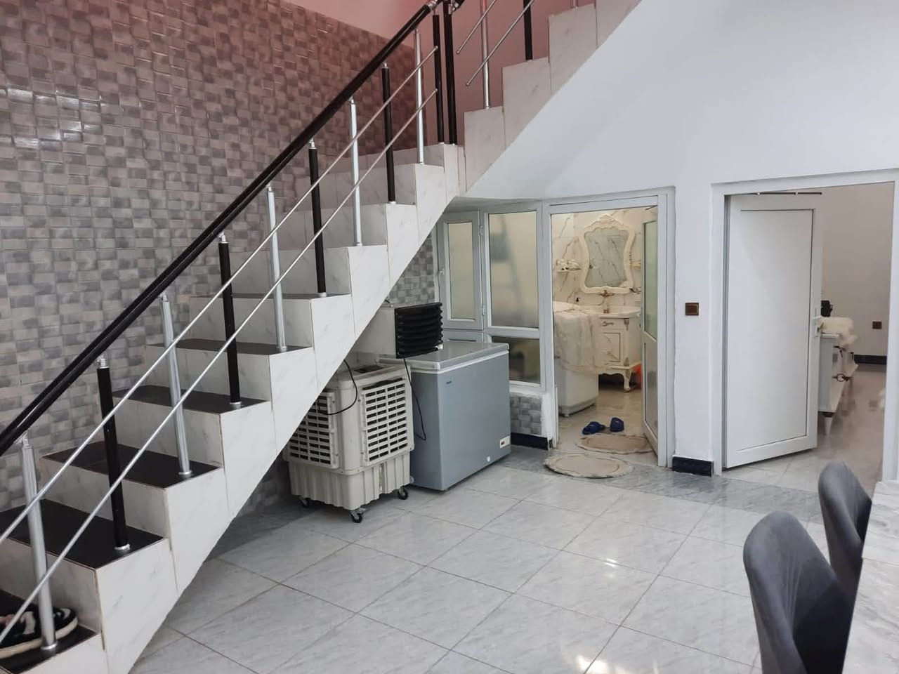 بيت للبيع - خانقين- اوباره

✨ فرصة مميزة لامتلاك بيت جاهز للسكن 

📍 الموقع: أوباره – قرب اتصالات كورك
📐 المساحة: 130 م²
🏠 طابقين

الطابق الأرضي:

* هول
* صالة واسعة
* مطبخ
* غرفة نوم
* مجمع صحيات

الطابق الثاني:

* غرفة كبيرة (6×5 م)
* هول
* مجمع صحيات

🚗 كراج بمساحة 6×5 م

✅ إنارة مخفية (جبسن بورد)
✅ أرضيات سيراميك فاخرة
✅ جاهز للسكن مباشرة

📞 للتواصل والاستفسار

***********
