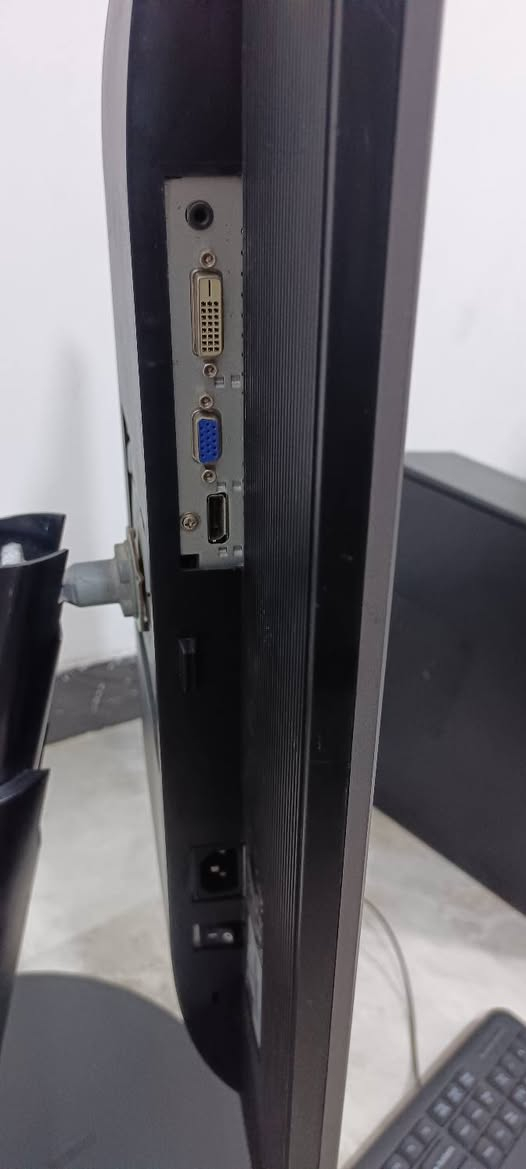 سلام عليكم حاسبه للبيع نوع ديل 3020 i5 4590 الجيل الرابع هارد HDD 500 رام 8 GB تردد 1600 شاشه ايسر حجم 24 فول HD مداخل دسبلي بورت مدخل VGA مدخل DVI الحاسبه اخت الجديدة كامله بس تنصب السعر 250 للتواصل وتساب او اتصال ***********
