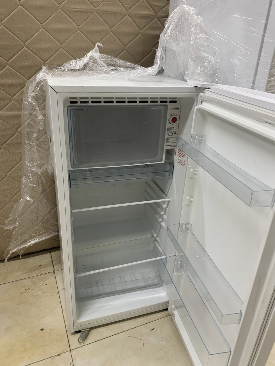ثلاجه استعمال قليل السعر ٨٥مكان الزهور ***********
