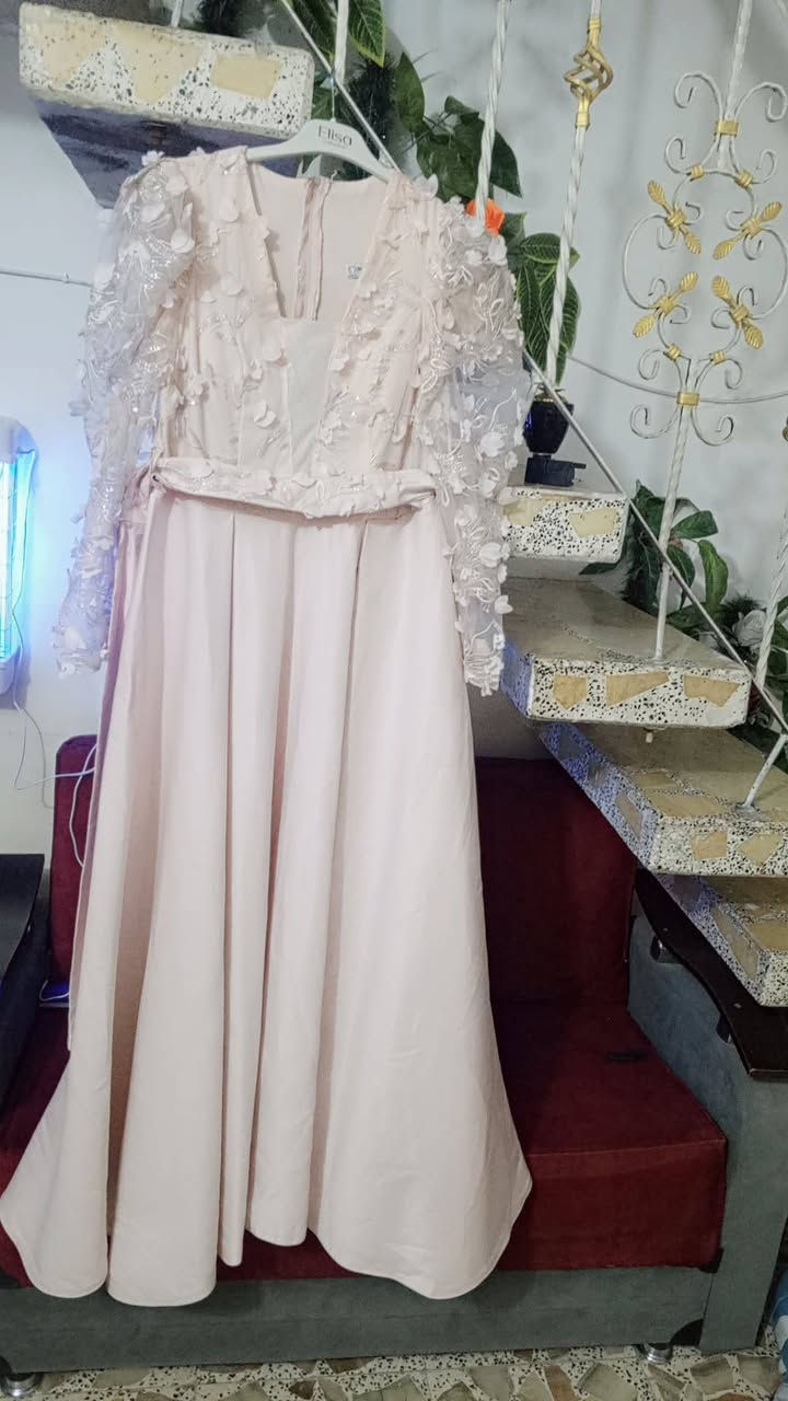 السلام عليكم عندي هذه فستان خطوبتي لابسته مره وحده فقط وما عندي حاجه بعد بي اشتريته ب ٩٠ واعرضه ٦٠ وبي مجاي الي تريده خلي تراسلني واتس اب ***********
