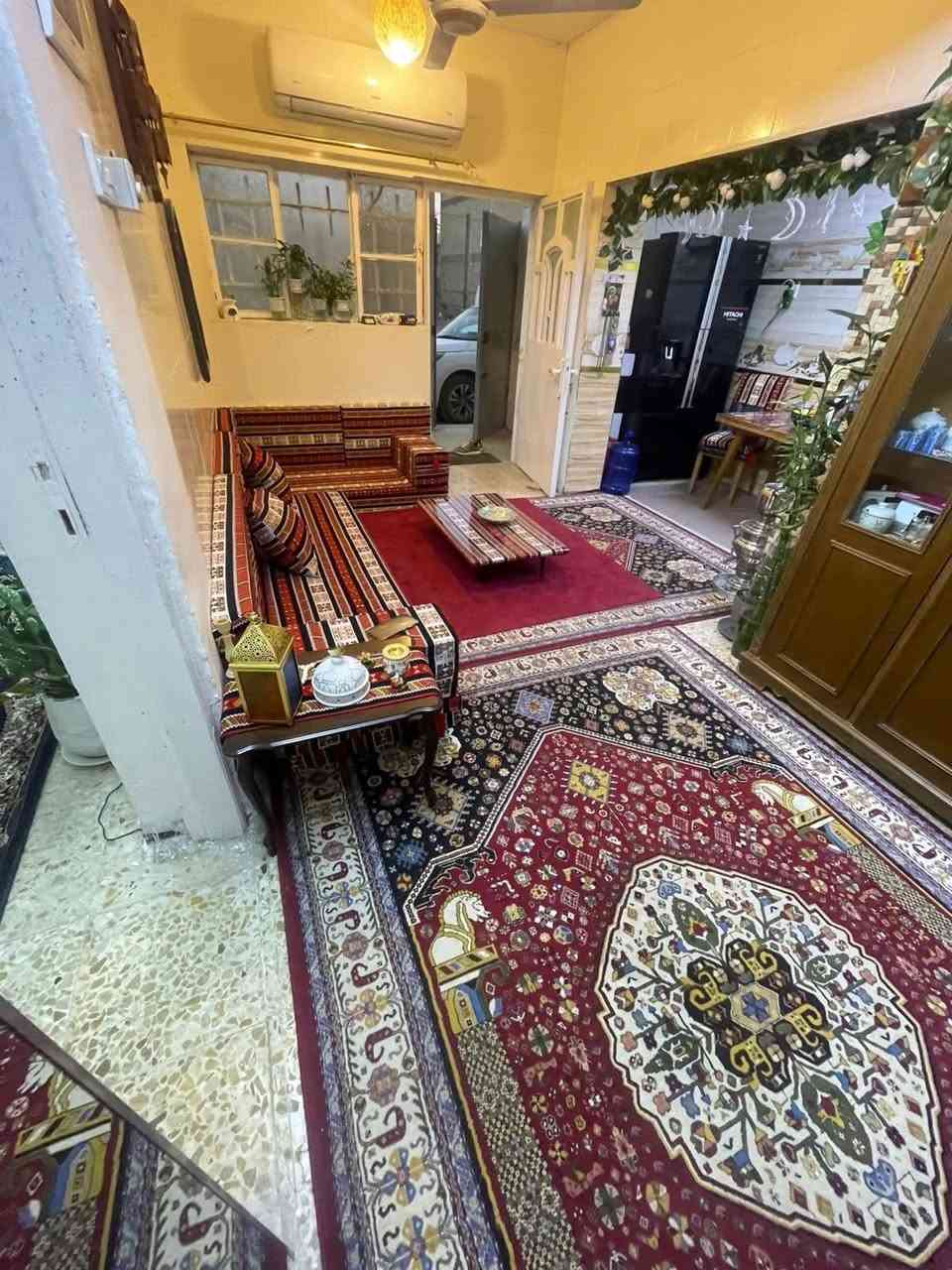 مشتمل للبيع ركن 60م واقع حال 64م في منطقة البنوك / خلف شارع الفتلاوي قرب الشارع العام محلة 319
 واجهـة 8م* نزال 8م
يحتوي على مدخلين
الطابق الارضي 
( مدخل استقبال منفصل ) 
 مطبخ 
+ منـور 
+ حمام كبير 
الطابق الاول
2 غرف نوم كبيرة + خدمات
الطابق الثاني 
بيتونه كبيره تنفع مخزن + سطحين امامي وخلفي كبيرين 

للاستفسار الاتصال بالرقم او مراجعة مكتب الجوهرة للوساطة العقارية الكائن في شارع الكنيسة 
***********
