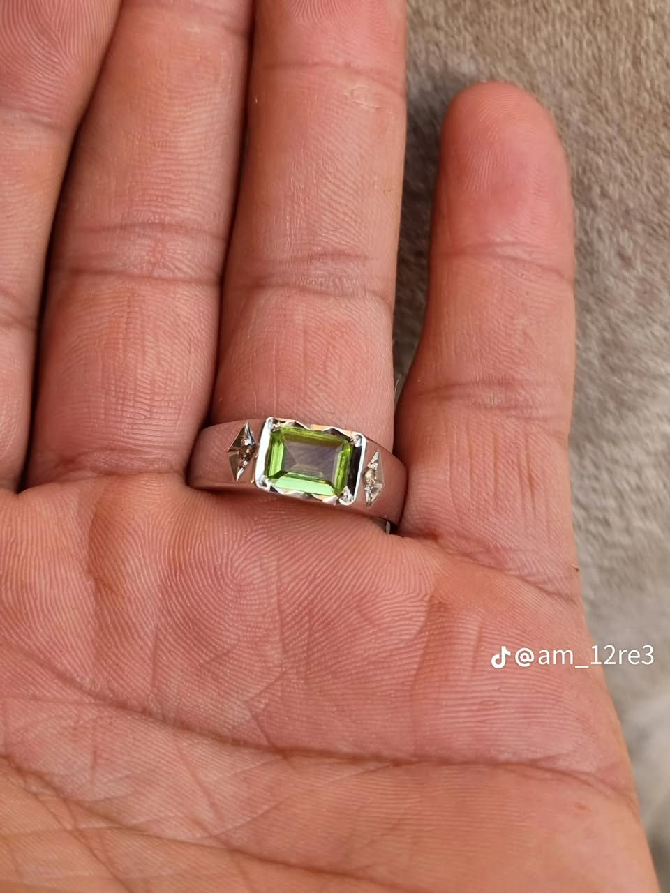 مطعم بألماس طبيعي 

صياغه يدويه 

فضه 925

قياس الخاتم خنصر تقريبا 22

سعر 100 الف قفل 

بغداد /جميله شارع خير الله
***********
