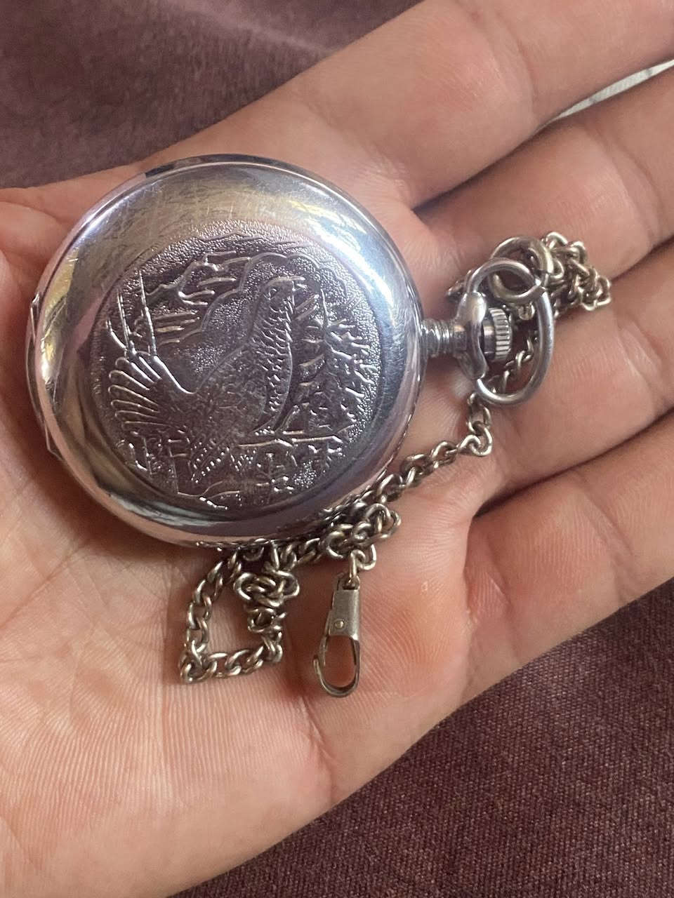 السلام عليكم 
*********** 

ساعة جيب مولنيا (Molnija) ذات تعبئة يدوية، طراز 3602، تم تصنيعها في الاتحاد السوفيتي.تتميز الحركة بوجود 18 جوهرة (كما هو مكتوب "18KAMHEЙ" على الجسر) لتقليل الاحتكاك وزيادة الدقة.تحتوي الآلية على علامة "SU" المحفورة، مما يشير إلى أصلها السوفيتي (Soviet Union).يعتبر هذا التصميم نسخة من حركة Cortebert 616 السويسرية، وكان مشهوراً بمتانته وموثوقيته
 ماكينة ساعة جيب ميكانيكية سوفيتية قديمة من إنتاج مصنع "مولنيا" (Molnija) الشهير، وتحديداً العيار الكلاسيكي 3602 (Caliber 3602).تفاصيل الماكينة والمواصفات الظاهرة:طراز الحركة (العيار): محفور بوضوح الرقم 3602 أسفل عدد الجواهر. وهو عيار ميكانيكي يدوي التعبئة يعتمد تاريخياً على تصميمات سويسرية عريقة (مثل عيار Cortébert 616).عدد الجواهر: تظهر الأحرف السيريلية "18 КАМНЕЙ"، والتي تعني 18 جوهرة (تُستخدم لتقليل الاحتكاك وزيادة دقة حركة التروس).رمز المنشأ (SU): الحرفان المحفوران SU يرمزان إلى الاتحاد السوفيتي (Soviet Union)، مما يؤكد إنتاجها في الحقبة السوفيتية (غالباً بين السبعينيات والثمانينيات).الرقم التسلسلي: تحمل الساعة الرقم التسلسلي 925806 المحفور على الجسر الأيمن لحركة الساعة. قيم بل يرضي بي الله
