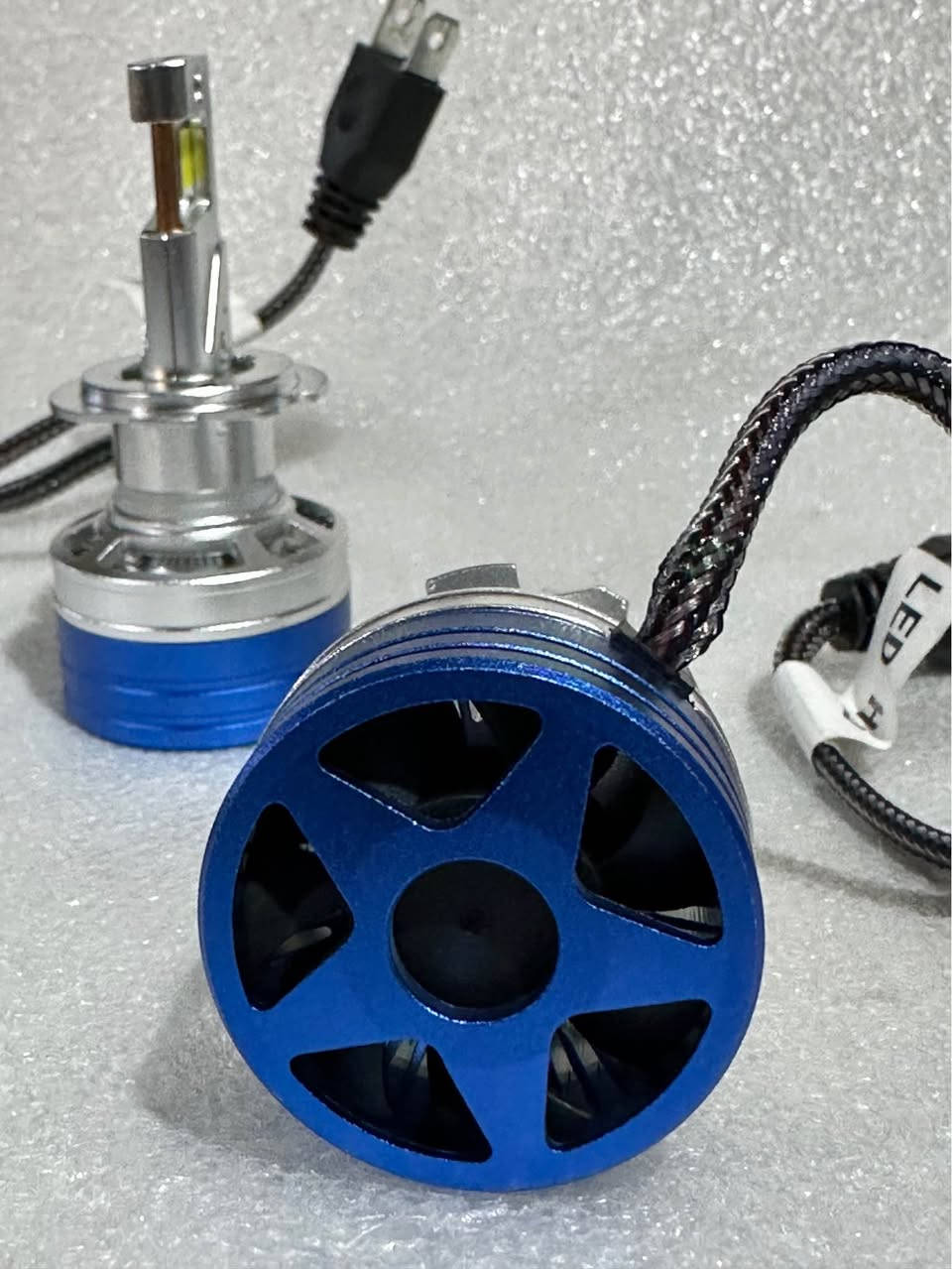 عربي:
المواصفات:
الجهد: ١٢ فولت
درجة حرارة اللون: ٦٠٠٠ كلفن
شريحة LED: ٥٥٧٠/٨٥٨٠/٩٠٨٤
درجة حرارة التشغيل: من -٤٠ درجة مئوية إلى +١٥٠ درجة مئوية
النوع: H٧
العمر الافتراضي: أكثر من ٥٠٠٠٠ ساعة
الوظائف: نظام كانبوس قوي، متوافق مع Enti-EMC
تصميم الهيكل: تصميم كانبوس، سهل التركيب والتشغيل

English:
Specification:
Voltage:12V
Color Temperature:6000K
LED Chip: 5570/8580/9084
Operating Temperature:-40°C~+150°C
Type: H7
Lifespan: >50000hrs
Function:Strong canbus system,enti-emc
Body design: Canbus design, plug & play السليمانية, العراق


**إذا كنت صاحب هذا الإعلان وتريد حذفه لأي سبب، رجاءا أرسل رسالة إلى الدعم الفني**