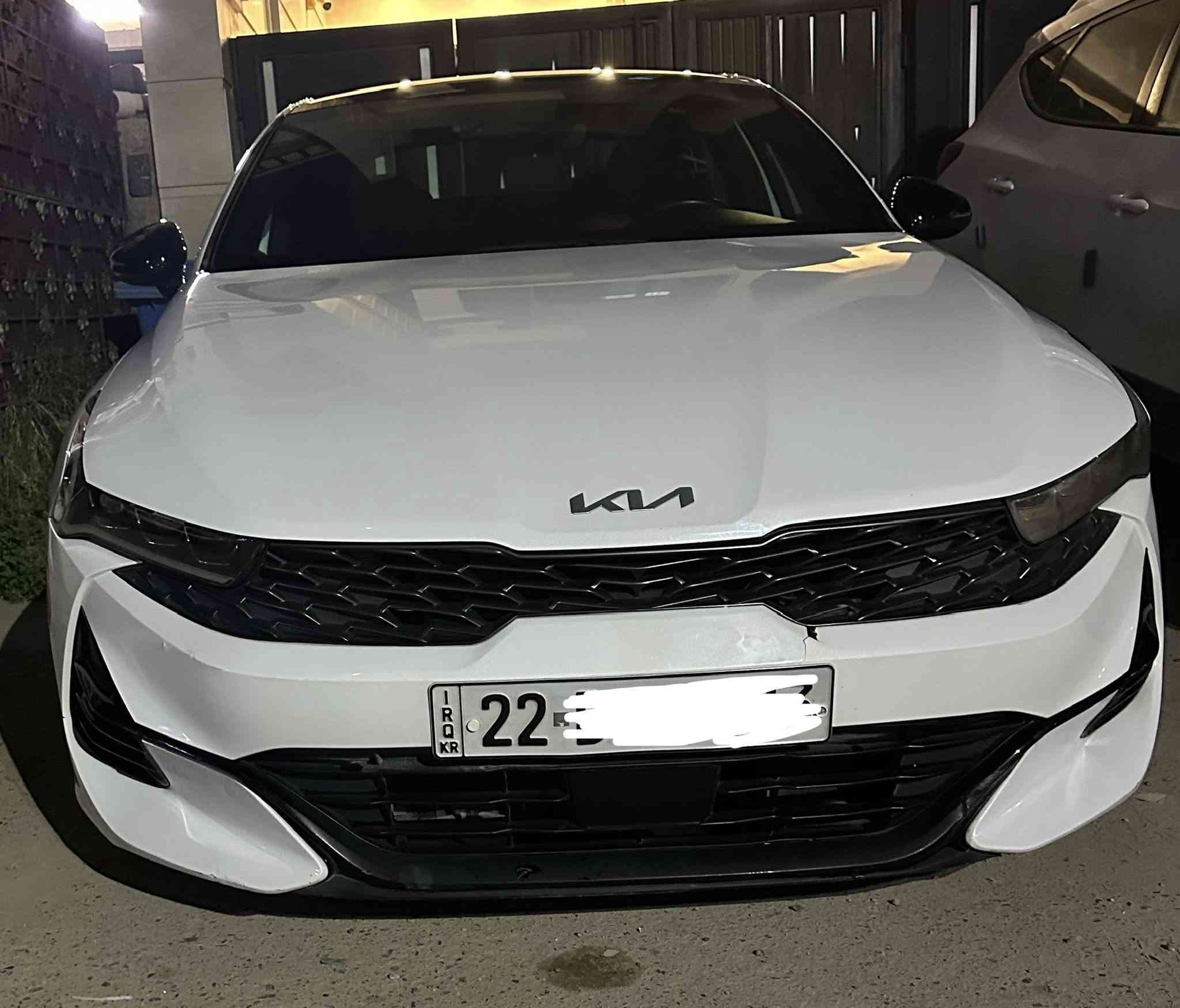 السلام عليكم 
…..للبيع….
Kia k5 2022 Gt-Line 1600 turbo 
اللون ابيض رقم اربيل 
محرك 1600 توربو 
المسافة المقطوعة : 79,000-80,000 km
صور الحادث موجودة بالمنشور
المواصفات :
* رادارات 360 
* رادار تفاعلي
* رادار نقطة عمياء 
* اشارة بالمري
* كشنات جلد احمر 
* تدفئة كشنات امامية 
* كرسي سائق كهرباء 
* بانوراما 
* 4 انظمة قيادة
* زينون ثلاثي العدسة
* سياقة شبه ذاتية 
* نظام تنبيه السائق و وقوف تلقائي 
* اوتو هولد 
* بصمة ابواب و جنطة 
* تشغيل عن بعد 
* ترحيب عند الدخول

مكان السيارة بغداد / الكرخ / القادسية 
السعر / 165 ورقة و بيهة مجال بسيط


**إذا كنت صاحب هذا الإعلان وتريد حذفه لأي سبب، رجاءا أرسل رسالة إلى الدعم الفني**