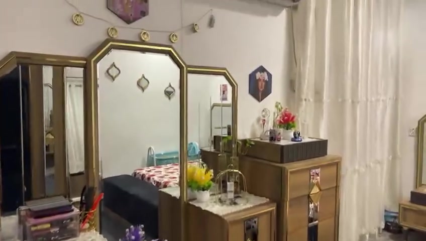 السلام عليكم عيني غرفه للبيع أمانة الله جديده مابيها شخط وسبالت ثنين اريد ابيعهن لان دشيل ودبيع بغراضي شرط يجي يفحص الغراض ويشوفهن شكد نظيفات والي عنده اي استفسار  على هذا الرقم *********** او ع الخاص
