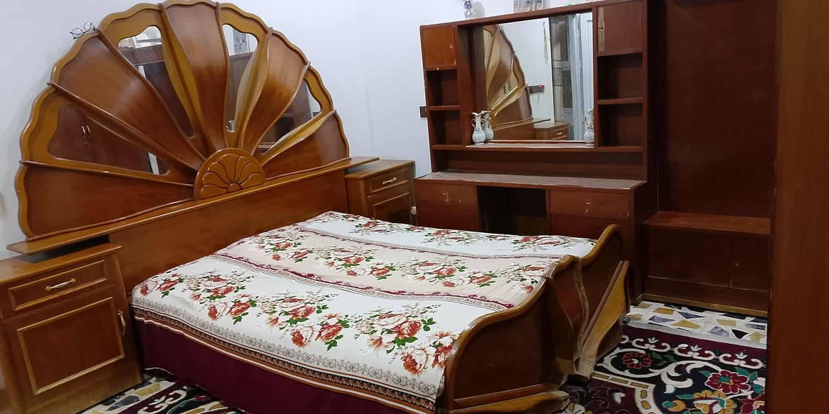 تخت وميز تواليت وزوايه السعر 150 بيهم مجال *********** الاتصال عل رقم صاحبهم المكان موصل
