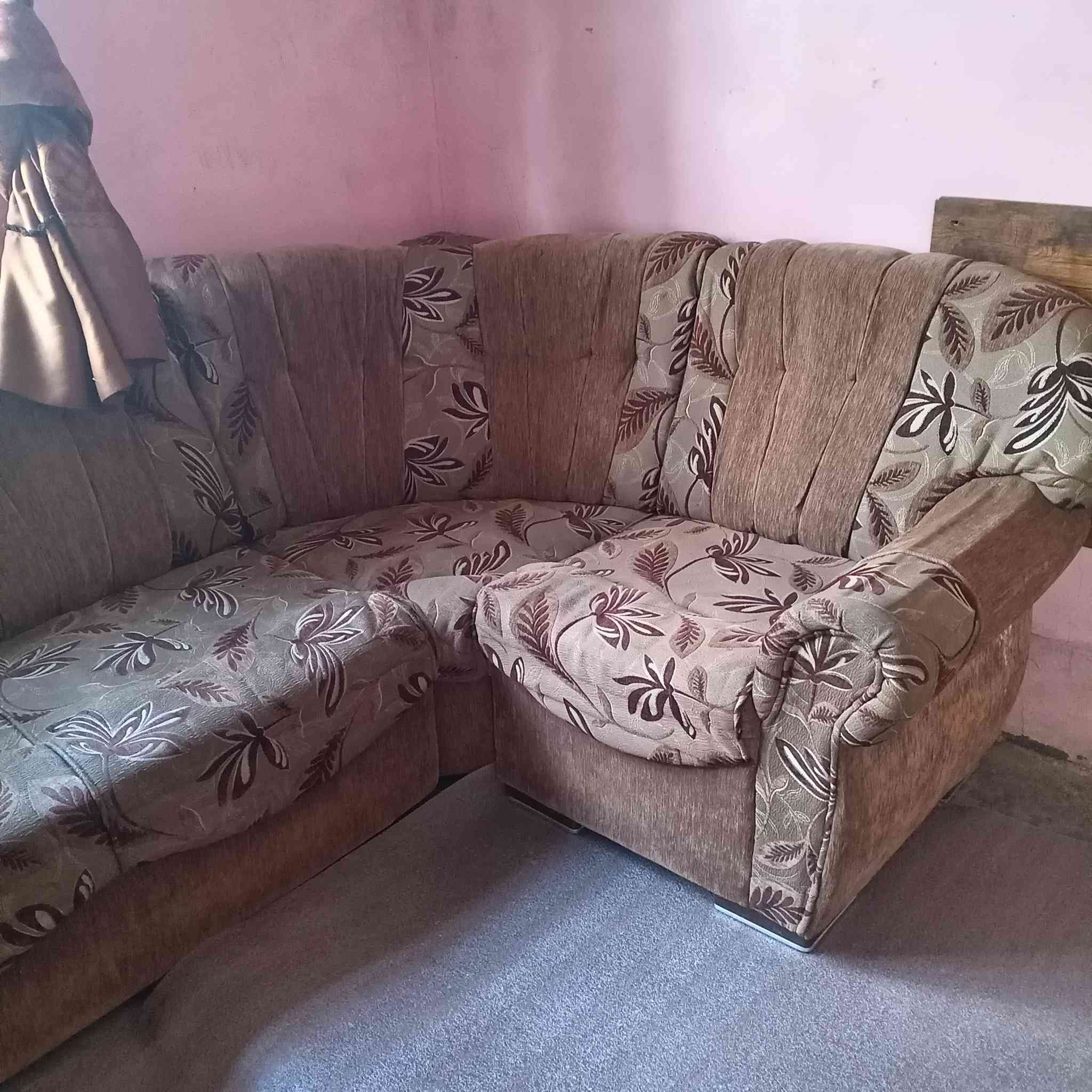 اسلام عليكم ورحمة الله وبركاته قنفات للبيع تقريبا ٧ امتار السعر 100 الف وبيهن مجال الاتصال على رقم  ***********
