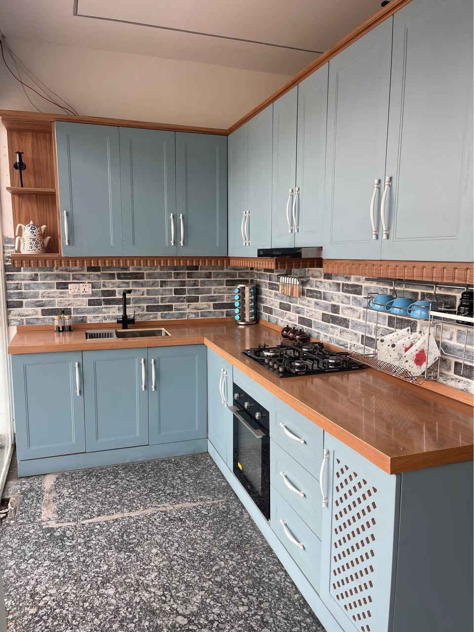 مطبخ هيكل الالمنيوم والابواب hdf جهه سنك 190 سم وجهه الطباخ 275سم  للبيع  جديد غير مستعمل 
السعر مليون و650 بدون اجهزه *********** 
 يحتوي عل سلات  عدد5
مكان الدوره شارع 60 بغداد, العراق
