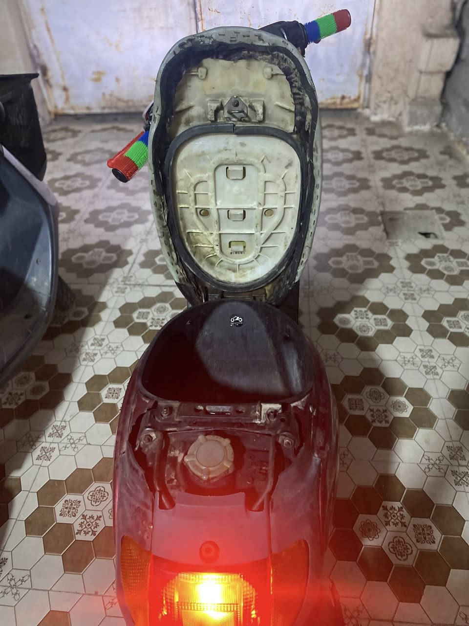 السلام عليكم ورحمة الله وبركاته. دراجات ثنين منغولي كلش نضيفات مفتوحات مره وحده الحمره ب٣٠٠ والرصاصيه ٣٥٠ مكان كربلاء حي القادسيه للستفسار ***********
