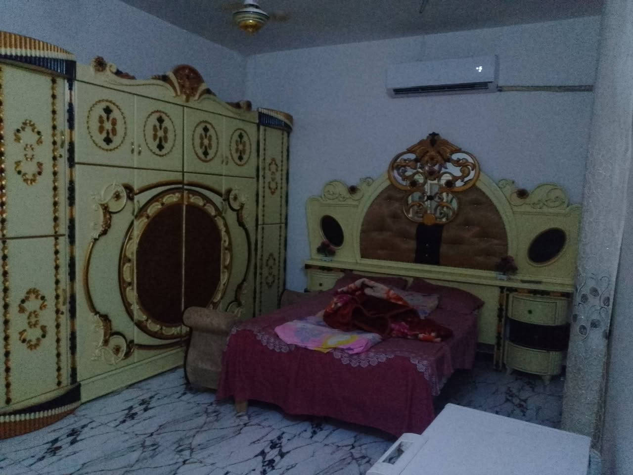 سلام عليكم بيت للبيع بحي ابو طارق مساحه 300 صب كونكريت غرفتين وصاله وستقبال صحيات الاستفسار تصال ع رقم ***********
