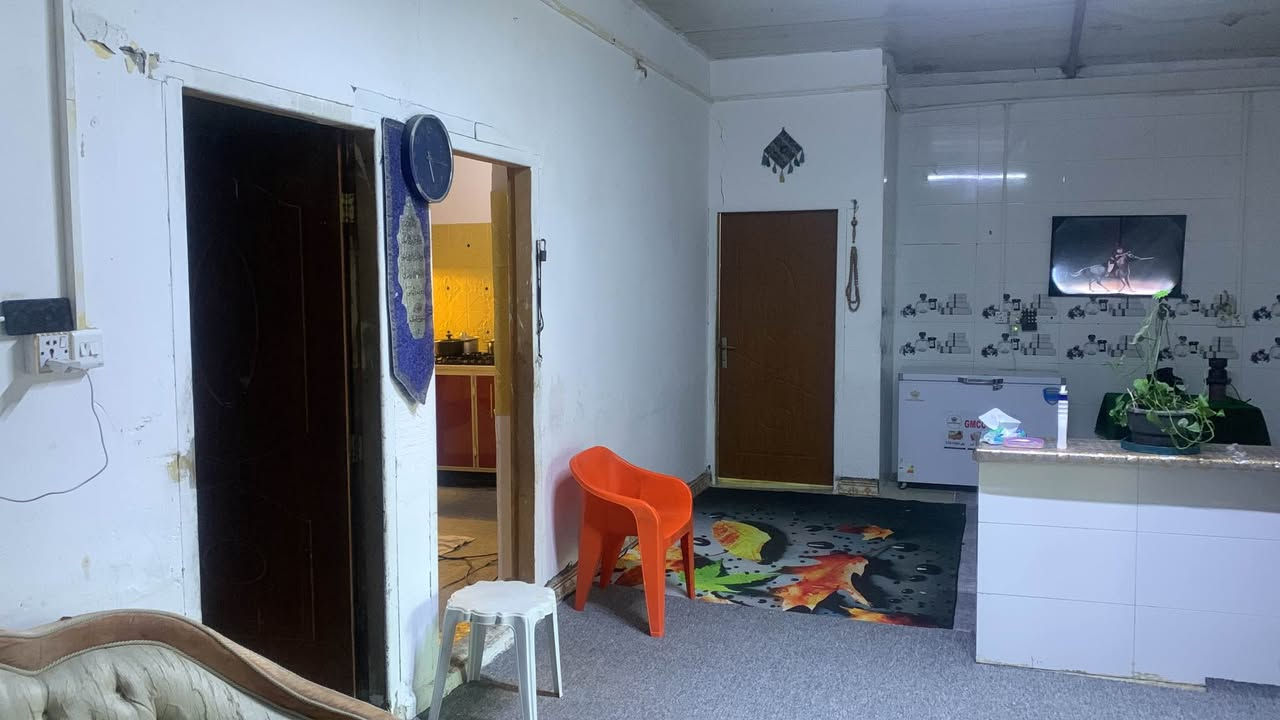 بيت حواسم امن دخلي قرب مدرس علي الأكبر يتكون بيت مساحه 250 متر.  صاله جبير. غرف ثنين ومطبخ  وحام دخلي وخرجي. وبيت كله سرميك شقف سندويج. سعر 25.  وبي مجال بسيط شراي وتساب *********** البصرة, العراق
