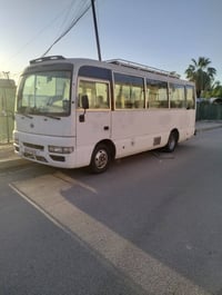 كوستر نيسان 2003 للبيع  الطويله مكينه جمره لا تبخير ولا تنقيص كير إكسل...