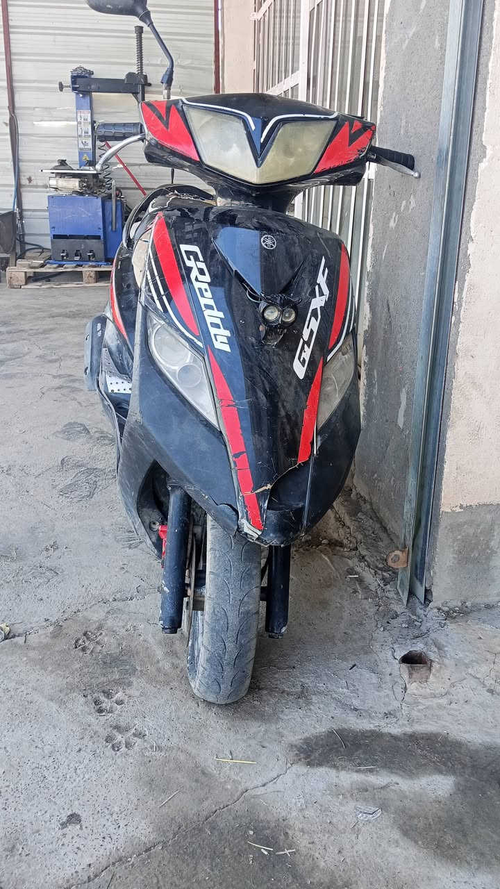 سلام عليكم دراجه للبيع سكنس محرك ثعلب اربعه والفات  تجفيت جديد بس بقت شغله بس والفاته تعبانه يرادلهن تبديل سلفه شغال يرادله ترتيبات بس شراي يجي مو بس تحب تسأل سعر 175 وبيه مجال للستفسار اتصل بي واتساب ***********
