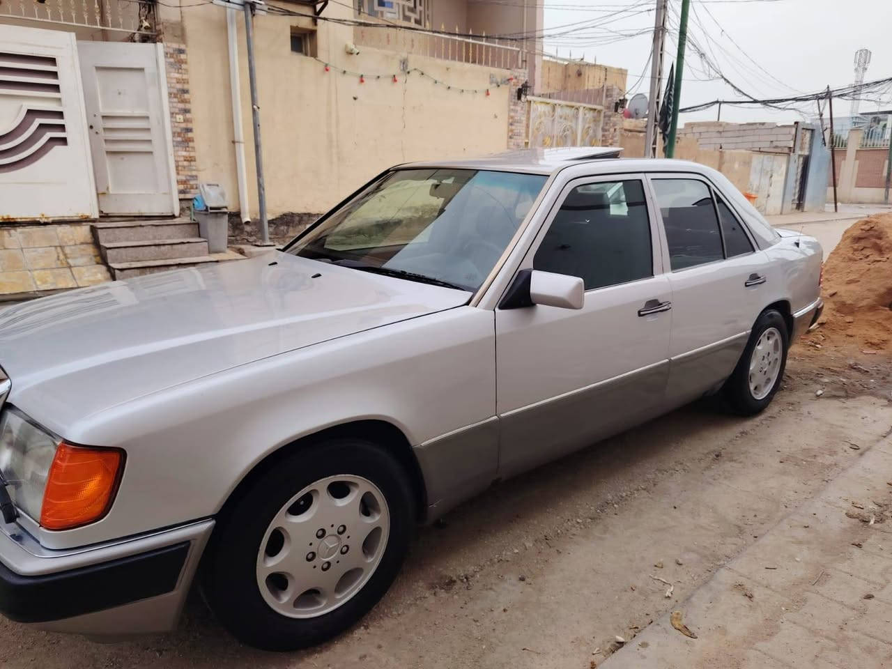 سلام عليكم مرسيدس موديل 92  رقم بغداد دولي سياره محرك بلادي عنكبوت سياره بعدها عله البلاد محرك وكير وحداديه عله بلاد تبريد ثلج تدفئه شغاله غرفه جديده تخم تاير سياره جاهزه عله الاخير صبغ فقط جماليه مكفوله من ضربه وكصه قواعد دبلات جدد شواصي جديد مكان السياره نجف ا السعر 90 وبيها مجال قليل الاستفسار عله الرقم ***********
