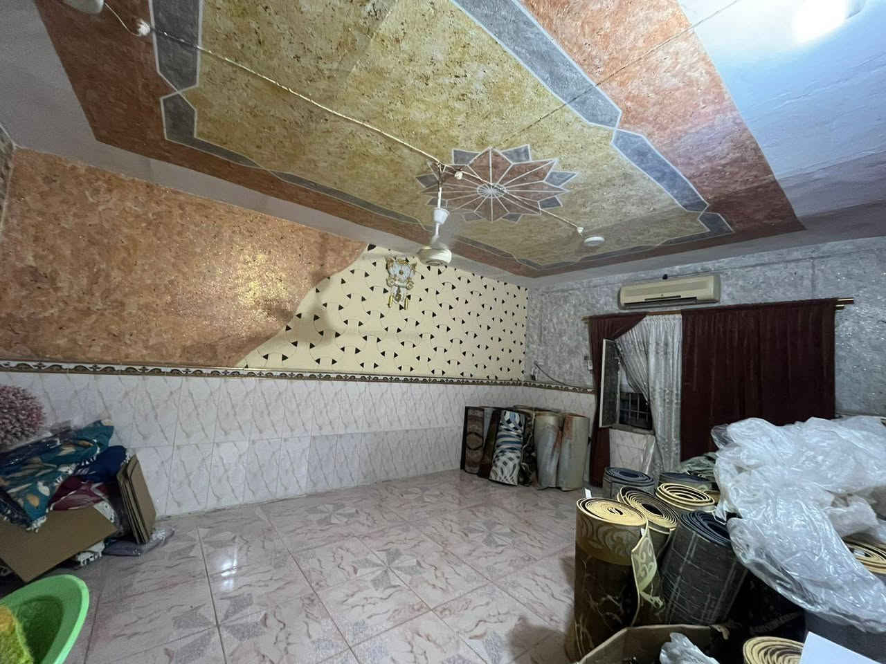 بيت للبيع طابو ملك صرف زويريجات حي الجهاد مساحة ٢٠٠ متر  قرب مسقف ام البنين  بناء حديث الفينات عكَاده طابقين
بيت للبيع طابو ملك صرف زويريجات حي الجهاد مساحة ٢٠٠ متر  قرب مسقف ام البنين  بناء حديث الفينات عكَاده طابقين  بيت للبيع طابو ملك صرف زويريجات حي الجهاد مساحة ٢٠٠ متر  قرب مسقف ام البنين  بناء حديث الفينات عكَاده طابقين
الطابق الارضي صحيات خارجية كراج   درج خارجي غرفة معزولة تصلح مخزن او استقبال  كليدور استقبال  هول غرفة نوم مطبخ صحيات داخلية منور جانبي
٣ غرف نوم الطابق الثاني + مطبخ سطحين  شتايكر يصلح استثماري (ايجار مشتملين) او سكني 
للاستفسار الاتصال على الرقم ***********
علي رسمي

