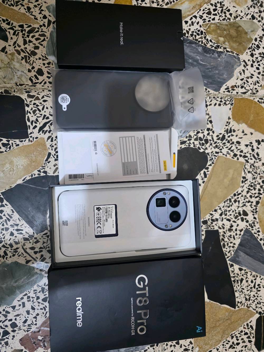 ريلمي gt 8 pro لون بنفسجي نسخة عالمية ذاكرة 512  رام 16 استخدام شهر فقط شرط الملحقات والكفر وكلشي ممستخدم بي للبيع السعر مليون و175 مجال جدا بسيط عنواني بغداد اي استفسار عالرقم *********** ماعندي توصيل