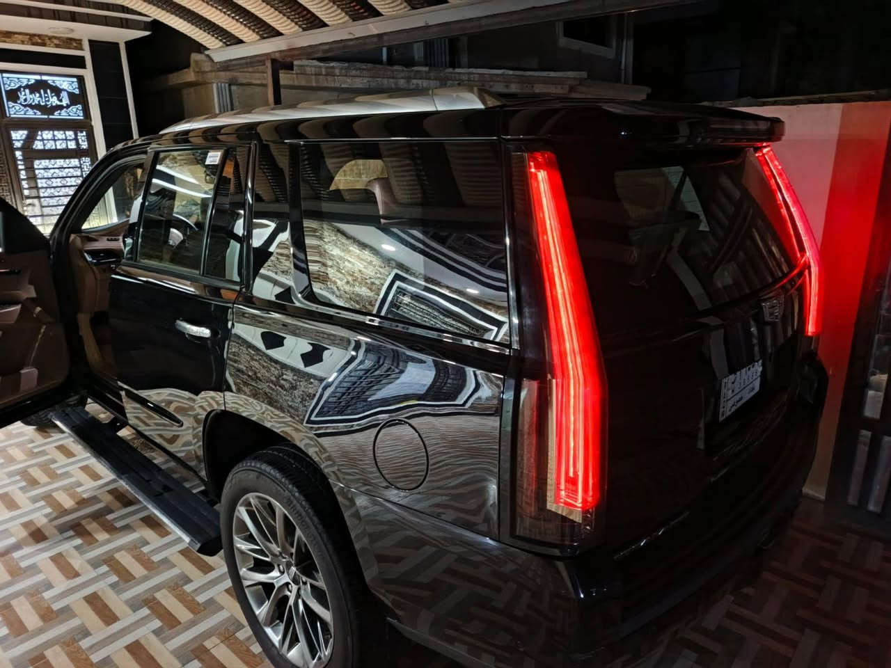 كاديلاك اسكاليد 2020 بلاتينيوم دبل رادار. (خليجي) 
 
السيارة كفاله عامه من الحادث والصبغ والبارد. 
المحرك كفاله من الفتح و التبخير وكلشي 
الكير كفاله من كلشي. 
كهربائيات كله كفاله شرط كلوب واحد ما مشتغل بيها. 
السيارة ماشية 165 الف كيلومتر.
رقم بغداد تحويل مباشر .

1-محرك v8 6200 cc.  تم استبداله جديد .
2-كير ١٠ نمر هايدراماتيك.
3-لايت امامي ٥ عدسات زنون .
4-كشافات زنون .
5-حساس امامي .
6_رادار امامي .
7-السيارة خمس كامرات وكامره 360 درجة. 
8-ويل ٢٢ انج .
9- ابواب بصمة خمس بصمات. 
10-بصمة تشغيل. 
11-مري شفط +قلابة 
12-اشاير مري
13-رادار مري جانبية 
14-دوسات كهربائية تنفتح وتنسد ويه فتحة الباب. 
15-دواخل عسلي. 
16-تنتة كنتارا اسود 
17-المراية الوسطية تتحول الى كامرة خلفية 
18-سلايد روف
19-كشنات خزن ميموري وضعيتين 
20-كشنات امامية كهرباء 
21-تدفئة تبريد كشنات 
22-سكليتر كهرباء 
23-مساج كشنات امامية 
24-ستيرن كهرباء 
25-تحكمات ستيرن 
26-داتا شو 
27-تحكم فور ويل 
28-عداد ديجتال
29-تدفئة ستيرن 
30-شاشة كبيرة لمس 
31-قاصة 
32-جميع التحكمات لمس 
33-ثلاجة 
34-شاحن لاسلكي 
35-مخارج usb+aux +مخرج كهرباء 110v+مخرج hdmi 
36-شاشه خلفية وسطيه.
37-كشنات وسطية تدفئة 
الكشنات الوسطية 38-والخلفية تحكم كهربائي
39)باب الصندوق جكات. كهرباء 
40-حساس استشعار القدم لفتح الصندوق 
حساسات خلفية .

مكان / ديالى بعقوبة. 
السعر /390وبيها مجال حك الجية وتشلع عيوني. 
رقم الهاتف/ *********** بعقوبة, ديالى
