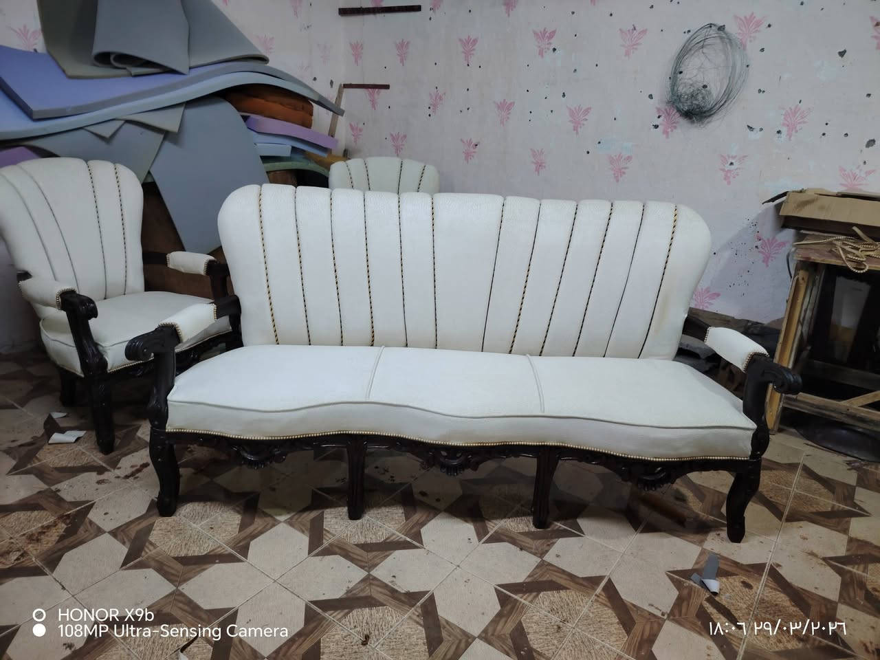 السلام عليكم تخم رئاسي صاج جديد  حطاطة سعر 800 وبي مجال  اربع كراسي وقنفتين ***********
