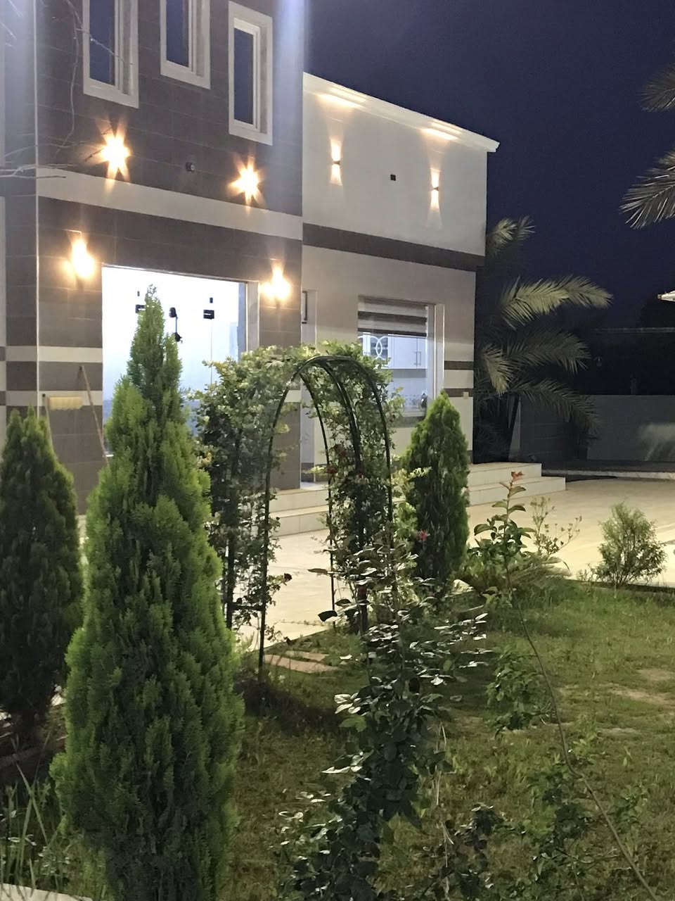 اكتشف وأمرح والعب واستمتع والتقط المزيد من الصور في أماكن جديدةنمنحك وقت ملئ بالمرح والهدوء والاسترخاء واللعب، وقت لكل حاجة جديدة ✨🤩وكل هذا توفره مزرعتنا
                           😎  مزرعة بلو سكاي 😎
وتتضمن مزرعتنا بجلسه عربيه جميله 🥰
وجلسه ثانيه قرب المسبح🏊
ومكان للشواء🍗🍖 جاهز من شوايات واسياخ وحطب
مطبخ شنو تحتاجه موجود بيه 🧑‍🍳👩‍🍳
غرفتين سويت مؤثثه وجاهزه 🛏
صاله كبيره 💕
غرفة استقبال كبيره 🪑💺
مسبح كبير ومسبح للاطفال 🏊🏊🏊
حديقه كبيره 💐🌷🌺🌹🏵🌻
العاب فيشه وبليارد ومضرب 🎱🏓⛹️
كراج كبير للسيارات 🚗🚙🚕🚌🚎
ومساحه خضراء جميله للترفيه وللمناسبات السعيده 👰‍♀️🕺👨‍🎓
للحجز والاستفسار اتصل بالرقم  ‭٠٧٨٧ ٠٦٧ ٢٣٨٩‬ او واتساب

