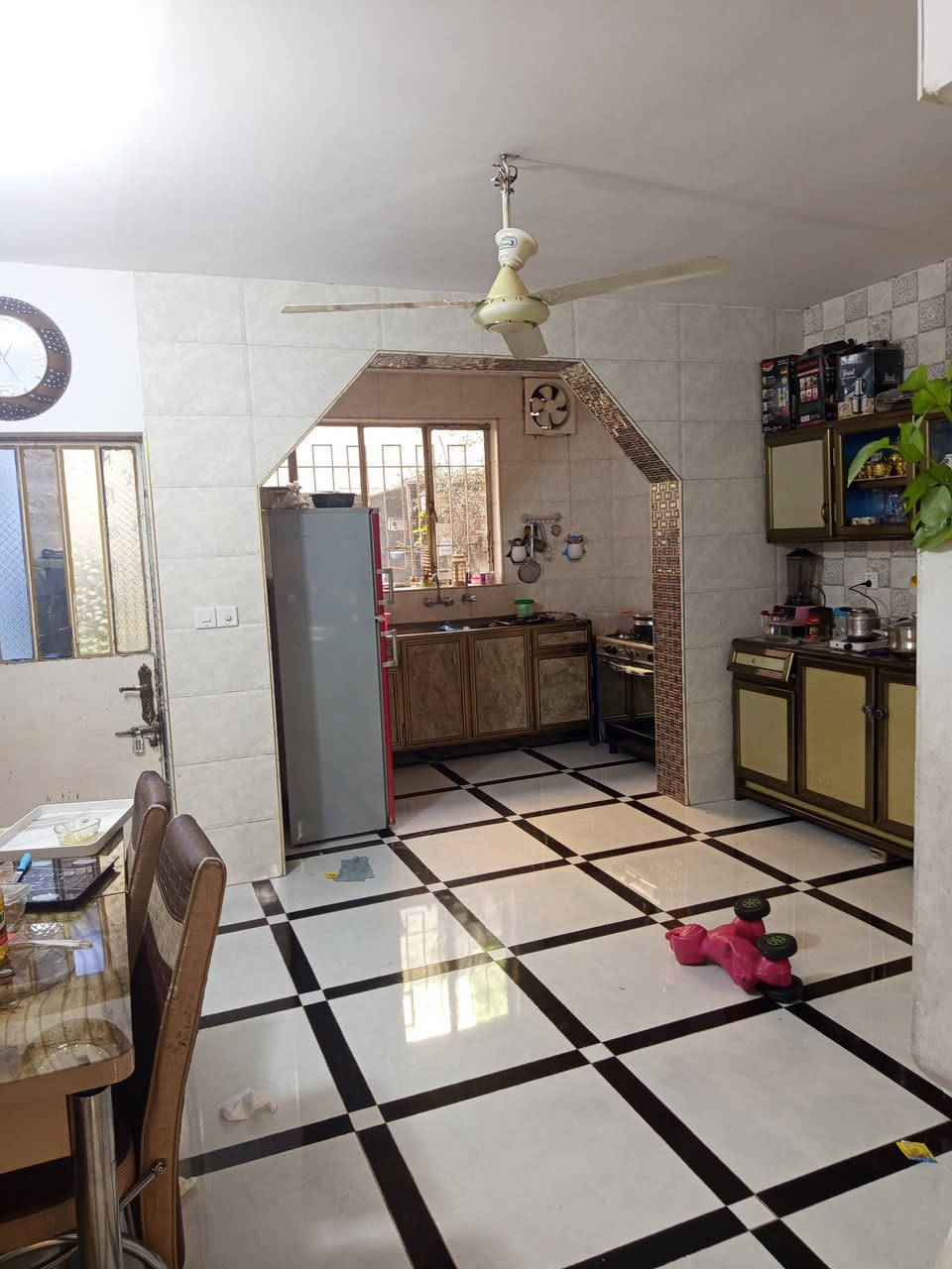 المكان الكمالية شارع المصرف قرب مدرسة الجواهري الابتدائيه المساحه 174 الواجها 5 والنزال 35 باقي التفاصيل اتصل ***********
