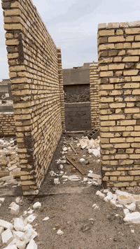 السلام عليكم 
دار هيكل طابو صرف المساحه 150 متر العنوان الاسكندريه مجمع حطين حي التله قرب أسواق بغداد 
يحتوي على 4 غرف نوم وصاله واستقبال وصحيات متكامل السعر 75 
للاستفسار ***********
