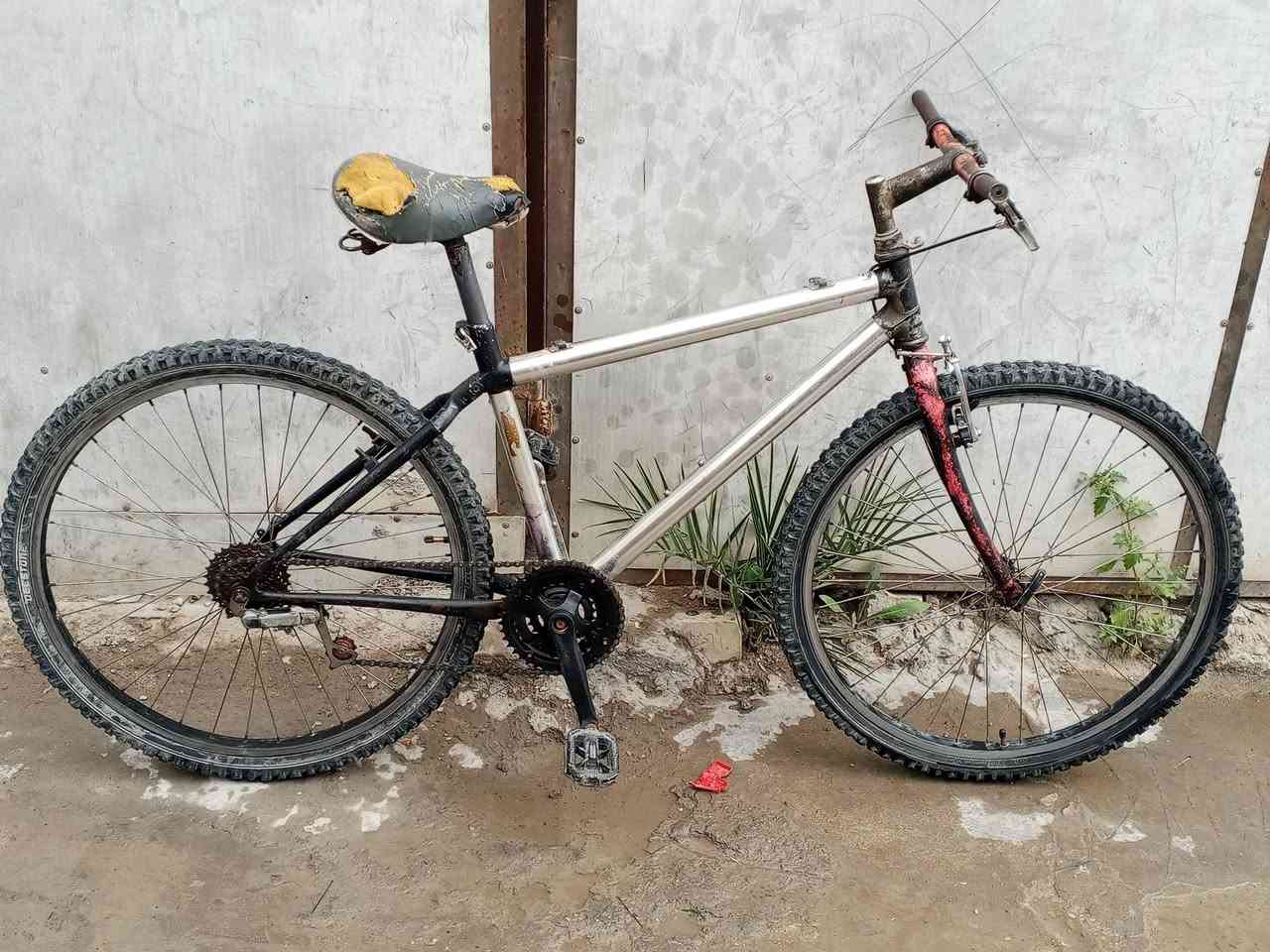 السلام عليكم ورحمة الله وبركاتة عندي هاذا البايسكل للبيع تمانت الله كلشي ما بيه
اعلا سعر ابيع الرقم بي واتساب ***********
