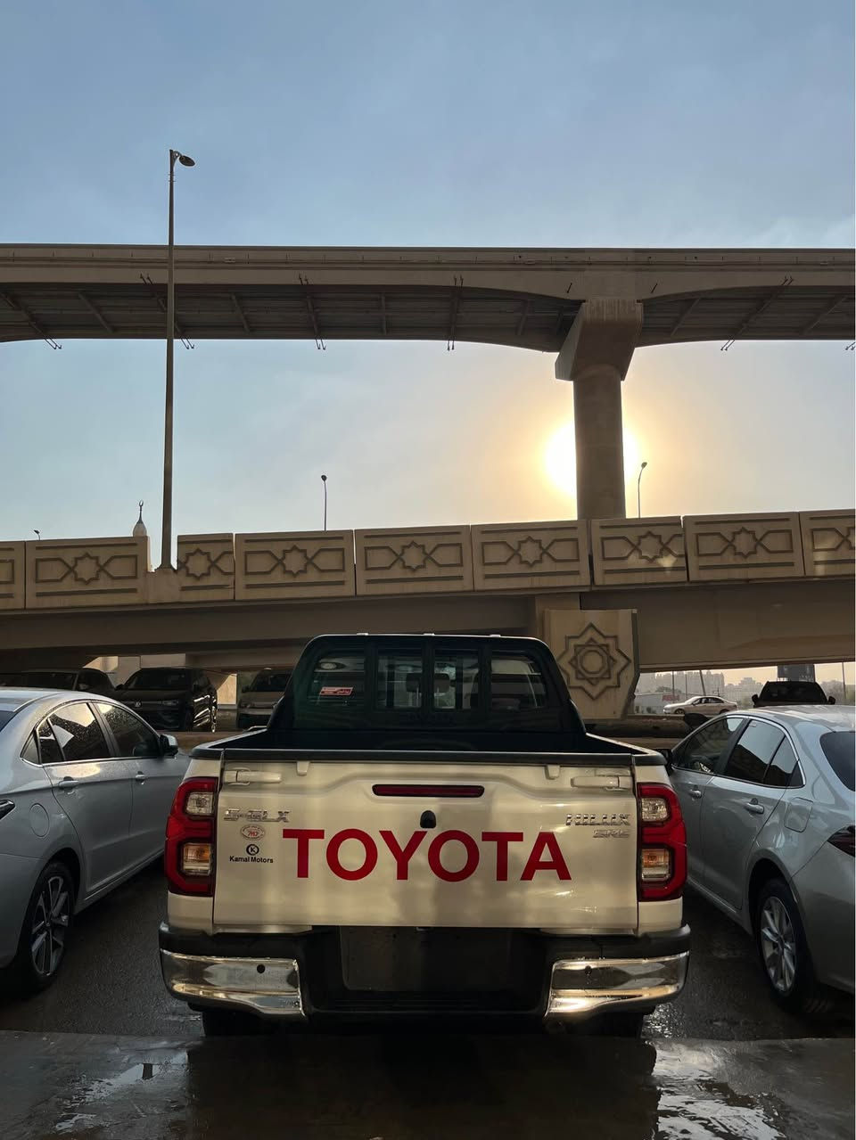 *تويوتا هايلكس S-GLX 4x4 R5 2026 زيرو النسخة السعودية* 

*اللون*: أبيض  

*الموتور والأداء*  
1. محرك 2700 سي بنزين 
2. قوة 164 حصان 
3. دفع رباعي 4x4 
4. فتيس أوتوماتيك

*الصالون والراحة*  
1. تكييف أوتوماتيك ثنائي المناطق Dual Zone  
2. دخول وتشغيل بصمة Keyless Entry & Start  
3. نوافذ ومقاعد كهربائية  
4. طارة مالتي فانكشن + باور ستيرنج  
5. فرش داخلي قماش أصلي - 5 مقاعد - 4 أبواب

*الأمان*  
1. شاشة تاتش + كاميرا خلفية + حساسات ركن  
2. ABS + EBD + ESP ثبات إلكتروني  
3. وسائد هوائية أمامية وجانبية  
4. مفتاح مشفر ضد السرقة + إنذار

*الترفيه*  
1. بلوتوث + راديو AM/FM  
2. مدخل USB + مدخل AUX  
3. 4 سماعات أمامي وخلفي  

للتواصل على: 
01123332551/for call&whatsapp 
Mahamed emad 
📍Kamal motors


**إذا كنت صاحب هذا الإعلان وتريد حذفه لأي سبب، رجاءا أرسل رسالة إلى الدعم الفني**