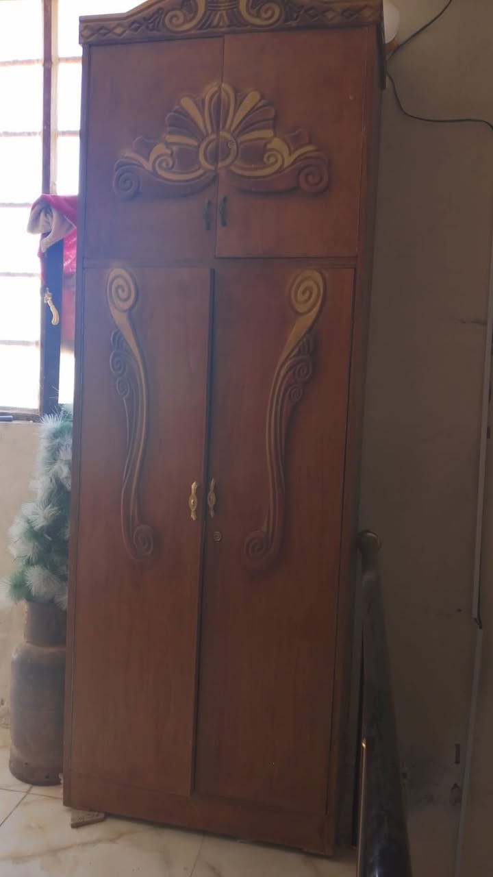 غرفه فول نضافه 
سعر ٦٥٠وبيه مجال عنوان صناعه الثالثه
***********
