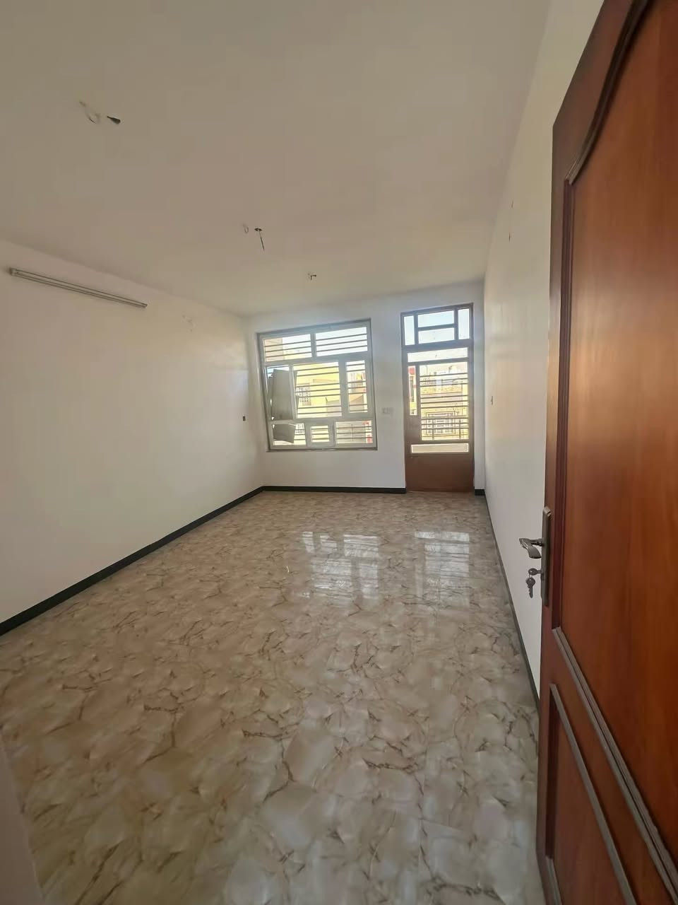 سلام عليكم
للبيع دار حديث فارغ غير مسكون سنة البناء 2020
المساحة 64 
الواجه 4 
النزال 16 
موقع العقار في القاهره الصناعه
 قرب نادي الطلبه ضمن شارع عريض 
يحتوي على 4غرف نوم واحده منها في الطابق الأرضي 
و صاله و مطبخ و خدمات 
للاستفسار اكثر الاتصال على *********** 
او زيارة مكتب الرحمه للعقار شارع فلسطين قرب مصرف الرافدين
