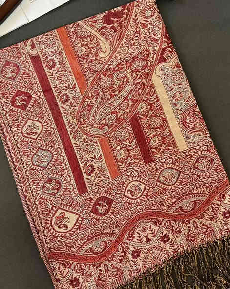 شال الكشمير الانيق ✨ 
قطعة تجمع بين الدفء والجمال، وتضيف لمسة گلاس  على أي أوتفت شتوي ❄️
( متووفر بنقشات مختلفة )

للطلب والاستفسار تليجرام 
@iq_fi
او على الرقم التالي واتساب او اتصال
 فيحان الراوي 
📱📞
***********
***********

العنوان :- 👇🏽👇🏽
بغداد 
الشورجه 
تحت التكيه 
سوق الامين التجاري للشالات 
محل فائز الراوي
