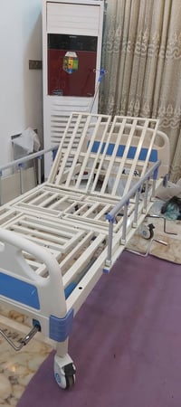 للبيع سريرطبي خمسة حركات مستخدم قليل جدآ يتقلب يمين و يسار يصبح كرسي م...