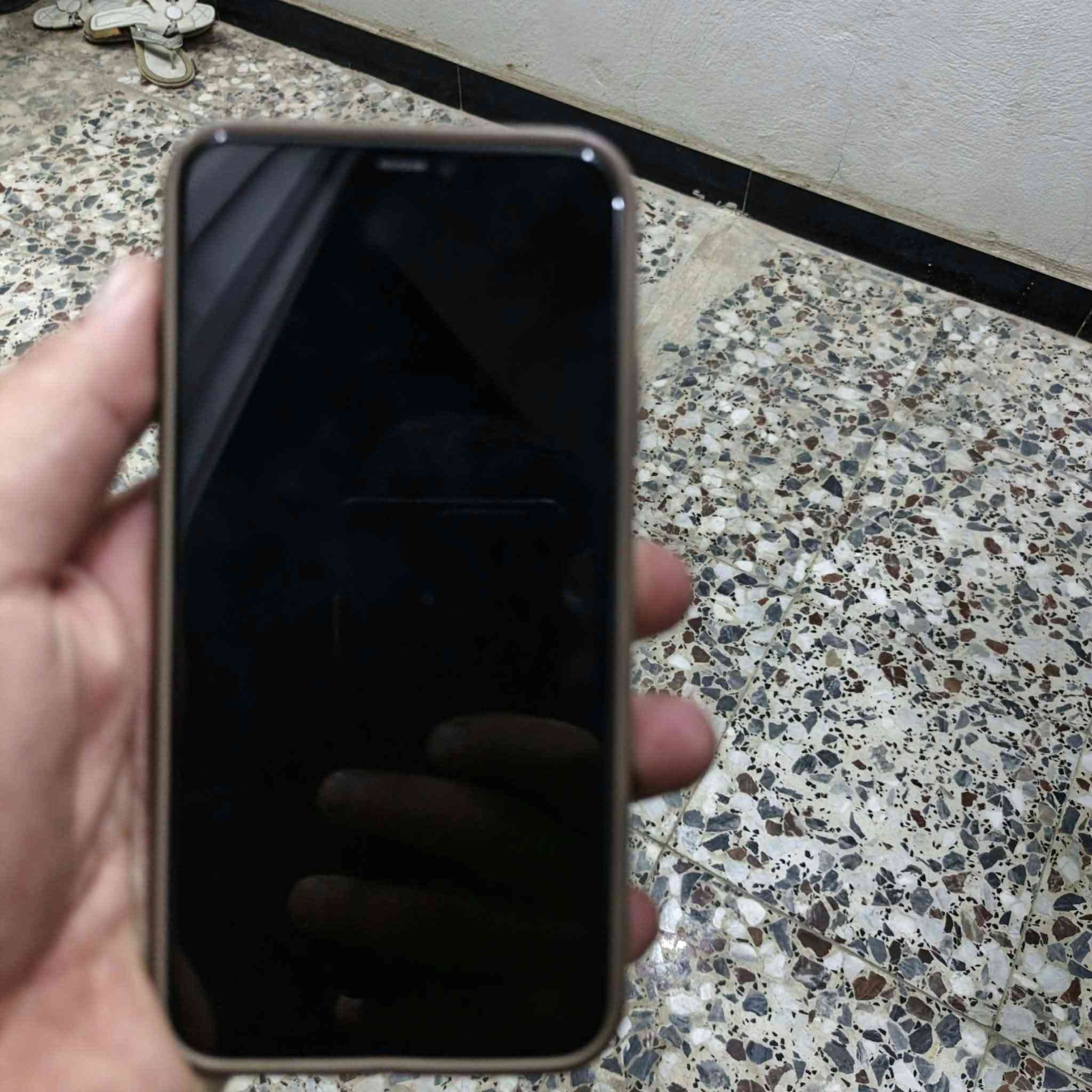 سلام عليكم 
آيفون ١١ برو ماكس 
البيع ظهر مالته مكسور 
ومبدل بطاريته جديده ١٠٠ 
وباقي كالشي ما مبدل بي 
مكاني بغداد الزعفرانية 
السعر290  وبي مجال قليل
***********
