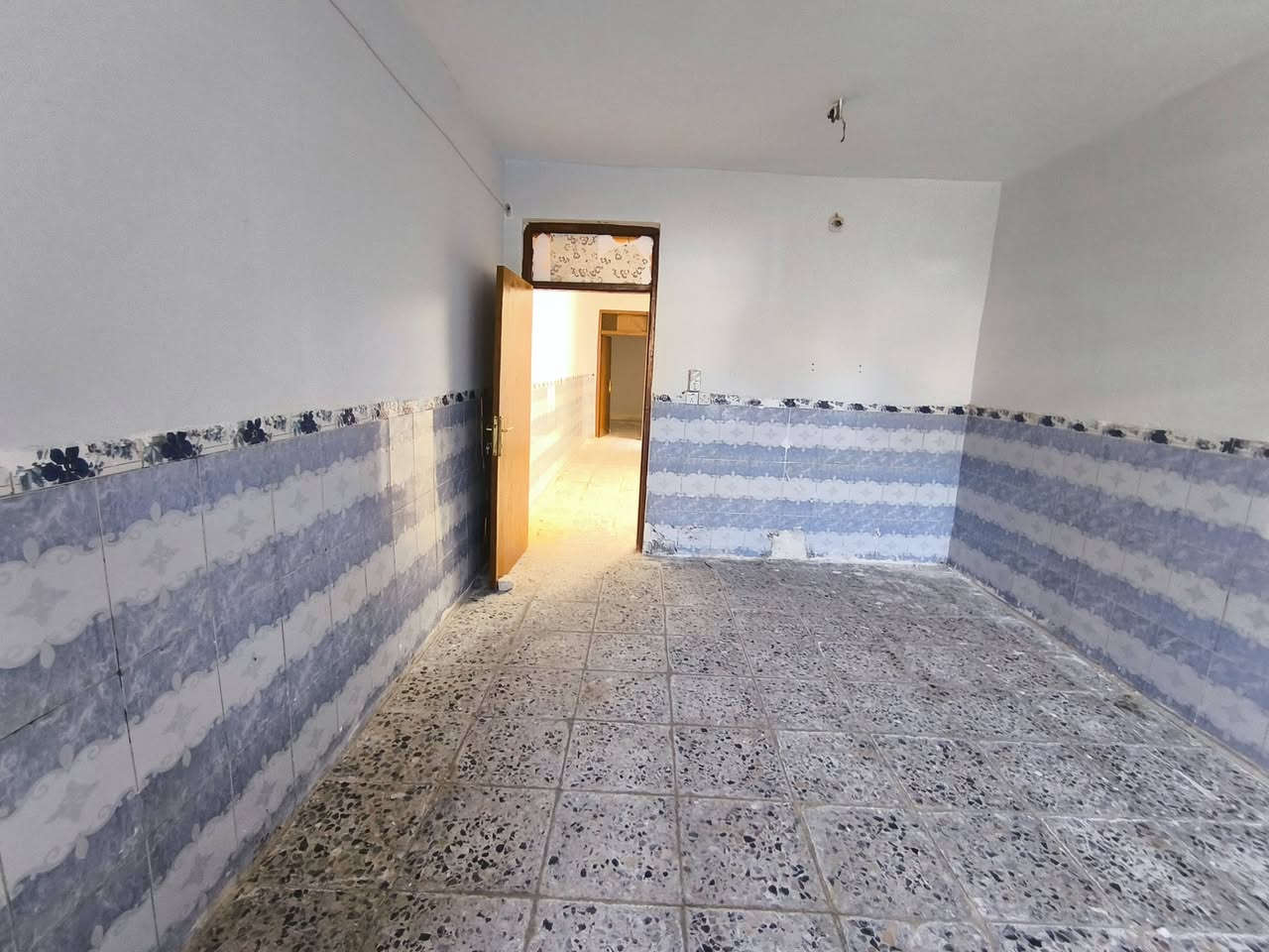 سلام عليكم  بيت البيع منطقه الحسينيه شارع ابو سمير مساحه 75/قاط واحد /البيت نضيف 
الاستفسار ***********كرار
