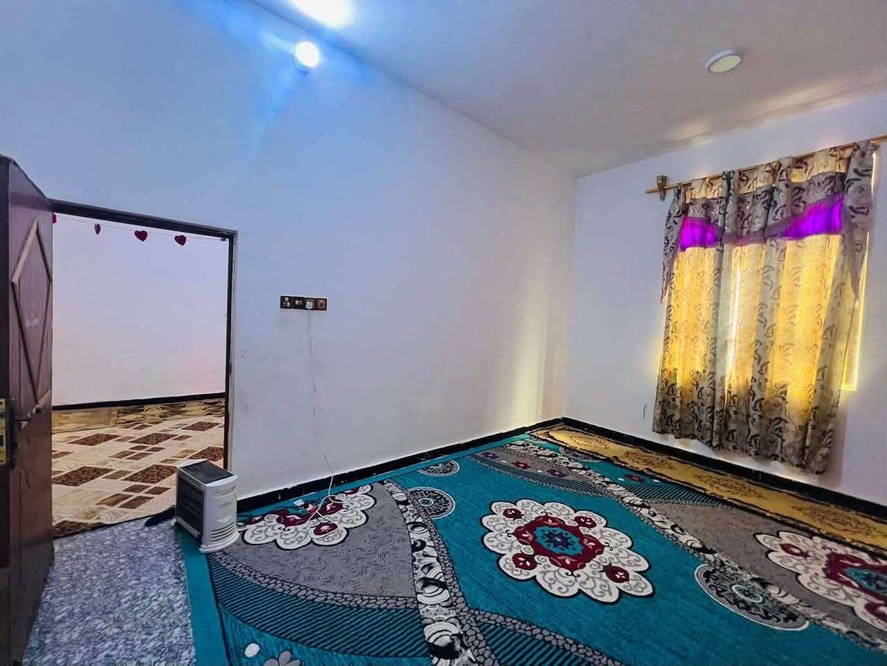 السلام وعليكم
بيت للبيع قرب مستشفى حي صدرين

المساحه300 طابو بسمي

يتكون من غرف العدد 2

وصاله +مطبخ +حمام داخلي وخارجي

يحتوي على مناور العدد2

بس استقبال مابي المساحه المتبقيه كراج 160متر او اكثر

للستفسار ***********

الفرع المقابيل المستشفى ليودي عسايدين مال حي صدرين
