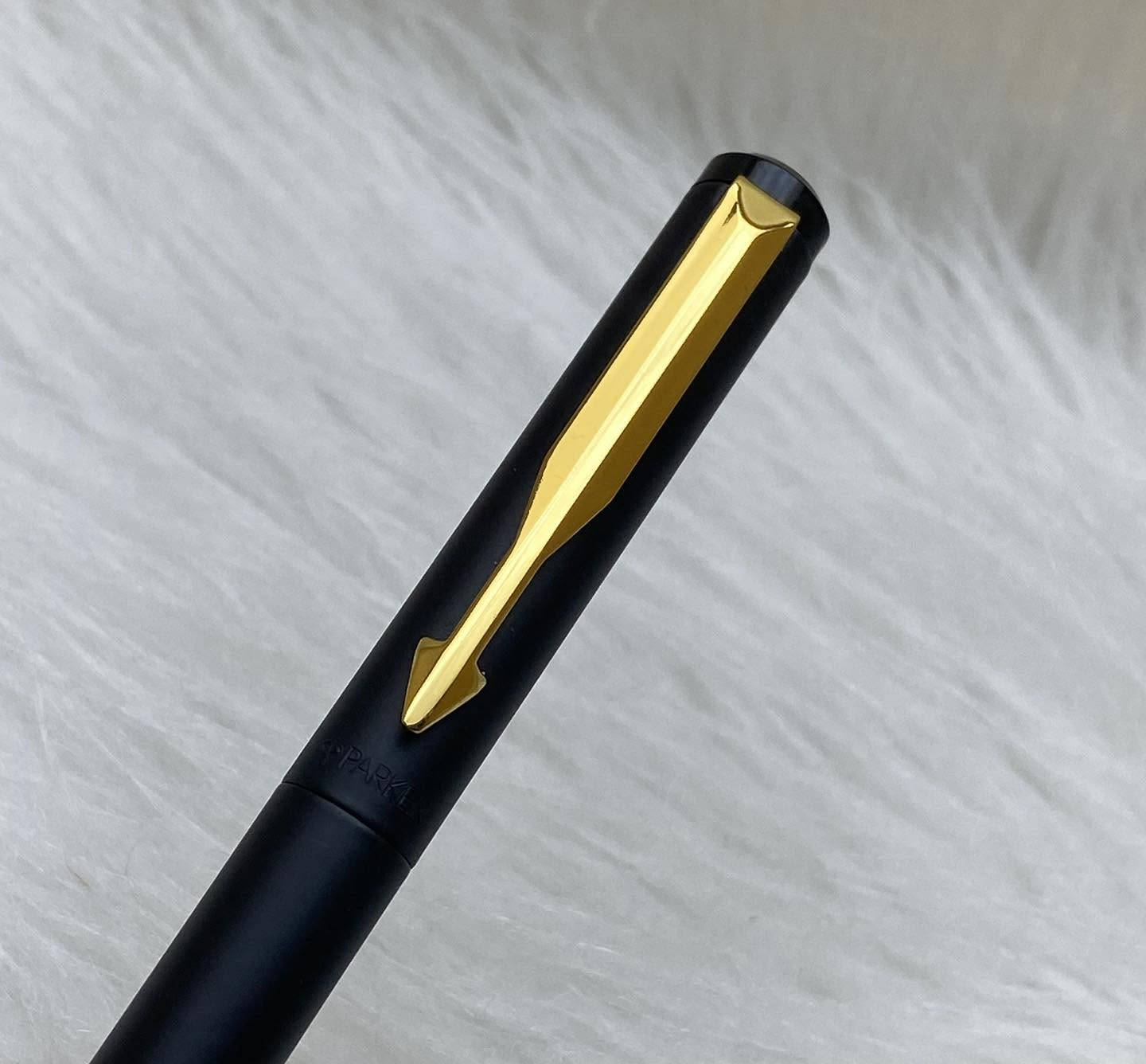 PARKER
قلم باركر
سوفت 
انكليزي المنشأ اصلي 
حجري 
جنكال طلاء ذهب 
حجم الخط M
جديد غير مستخدم  مع العلبة
للاستفسار المراسله على الخاص او الاتصال بالرقم  *********** 
يوجد خدمة توصيل داخل بغداد و محافظات⁩
