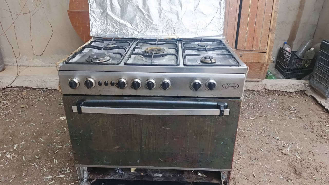 مرحبا 
للبيع طباخ او فرن غاز منزلي،
يحتوي على 5 شعلات غاز.
مزود بفرن وشواية.
مصنوع من الستانلس ستيل.
يحتوي على إشعال ذاتي كامل لجميع العيون.
من شركة المحتملة هي "Jumbo" (جامبو)
للتواصل واتساب *********** كركوك, العراق
