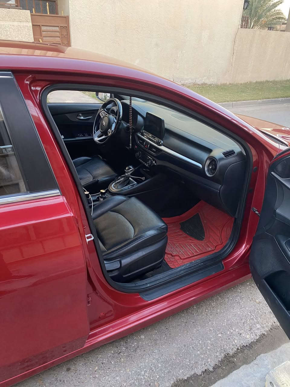 السلام عليكم سيراتو موديل 2019 فول مواصفات عده الفتحه وارد كوري محرك 1600 دبل نوزل السياره كفاله عامه  بدون ضرر ولا صبغ كل شي موضح بالصور رقم بغداد تحويل مباشر للاتصال ***********
