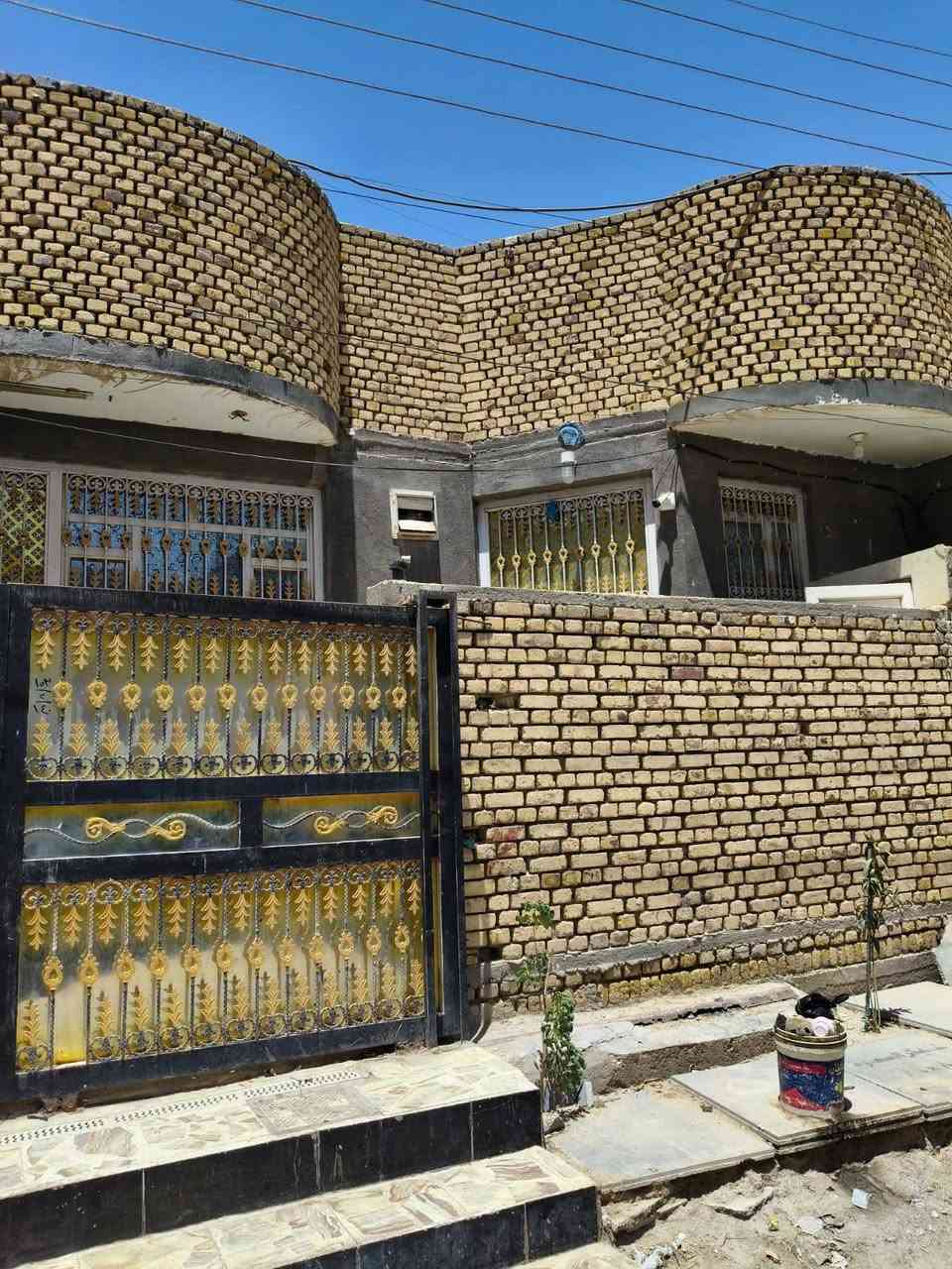 يوجد لدينا دار سكن للبيع حي الشهداء قرب جامعة العين ١٠٠م امامي طابق واحد بناء حديث مسلح غرفه نوم واحده وصاله ومطبخ وديوانيه وطارمه وصحيات داخليه وخارجيه السعر ١٤٠مليون للاستفسار ***********
