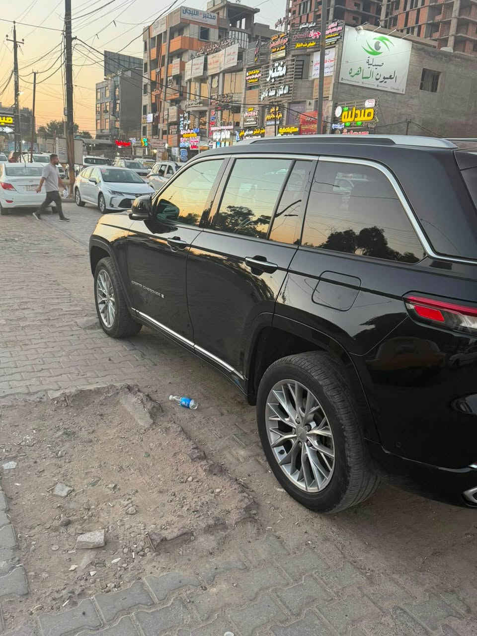 السلام عليكم مستعجل عل بيع 

🚗 للبيع – Jeep Grand Cherokee Summit 2023 (وارد أمريكي)

✨ فئة Summit (أعلى الفئات)

* موديل: 2023
* وارد: أمريكي
* محرك: 3.6L V6 Pentastar
* ناقل حركة: أوتوماتيك (8 سرعات)
* العداد: 40,000 ميل

المواصفات:
✅ شاشة وسطية كبيرة
✅ شاشة عدادات رقمية كاملة
✅ شاشة للراكب الأمامي
✅ سقف بانورامي مزدوج
✅ مقاعد جلد فاخرة مع تدفئة وتبريد ومساج للمقاعد الأمامية
✅ ذاكرة للمقاعد
✅ نظام صوت فاخر McIntosh
✅ كاميرا 360°
✅ حساسات أمامية وخلفية
✅ رادار أمامي مع مثبت سرعة متكيف
✅ نظام المحافظة على المسار
✅ نظام مراقبة النقطة العمياء
✅ تشغيل بصمة مع ريموت ستارت
✅ باب خلفي كهربائي
✅ إضاءة LED كاملة
✅ جنوط ألمنيوم 21 إنش
✅ دفع رباعي

حالة السيارة:
✅ محرك ممتاز
✅ كير ممتاز
✅ شاصي ممتاز
✅ السيارة نظيفة جداً وجاهزة للاستخدام
✅ قابلة للفحص في أي مركز يختاره المشتري
رقم الشاصيً مرفق مع الصور 
(شاصي ولغد كفالة )  فقط قطعه وحده صبغ البنيد  

📍 الموقع: بغداد – الحارثية

💰 السعر: 30,500 دولار

📞 للتواصل: *********** بغداد, العراق
