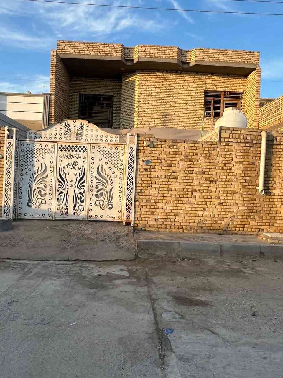 سلام عليكم بيت لبيع في ابو شطيب مساحه ٢٥٠ متر بناء درجه وله قاطين قاط جوه كامل بس لفوك عوزه دواخل  *********** شراي نتصل علا رقم
