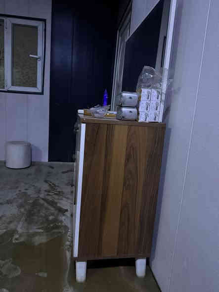 غرفة نوم تركية 5 قطع نظيفة مع دوشك مكانها حي الحسين مقابل بانزيخانةحي العامل***********
