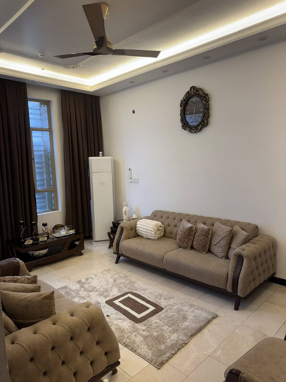 بيت 100 متر طابو زراعي سند 25
واجهة 5 نزال 20 
3 غرف نوم وحدة جوه وثنين فوك 
صالة ومطبخ وحولي 
3 حمامات ثنين جوه وواحد فوك 
منور واسع جداً 
البيت بناء 2024 فول مواصفات 
ارضية مرمر تركي 
جدران سيراميك اسباني 
كهرباء بواري درجة اولى 
محجرات كله تركي 
صحيات ومجاري درجة اولى 
المنطقة مخدومة بالكامل مجاري ومي وارصفة ومطريات كله حديث باقي بس التبليط ديشتغلون بي 
السعر خاص او واتس اب 
***********

مكان البيت الدورة / نهاية شارع الصحة / منطقة الزيتون
